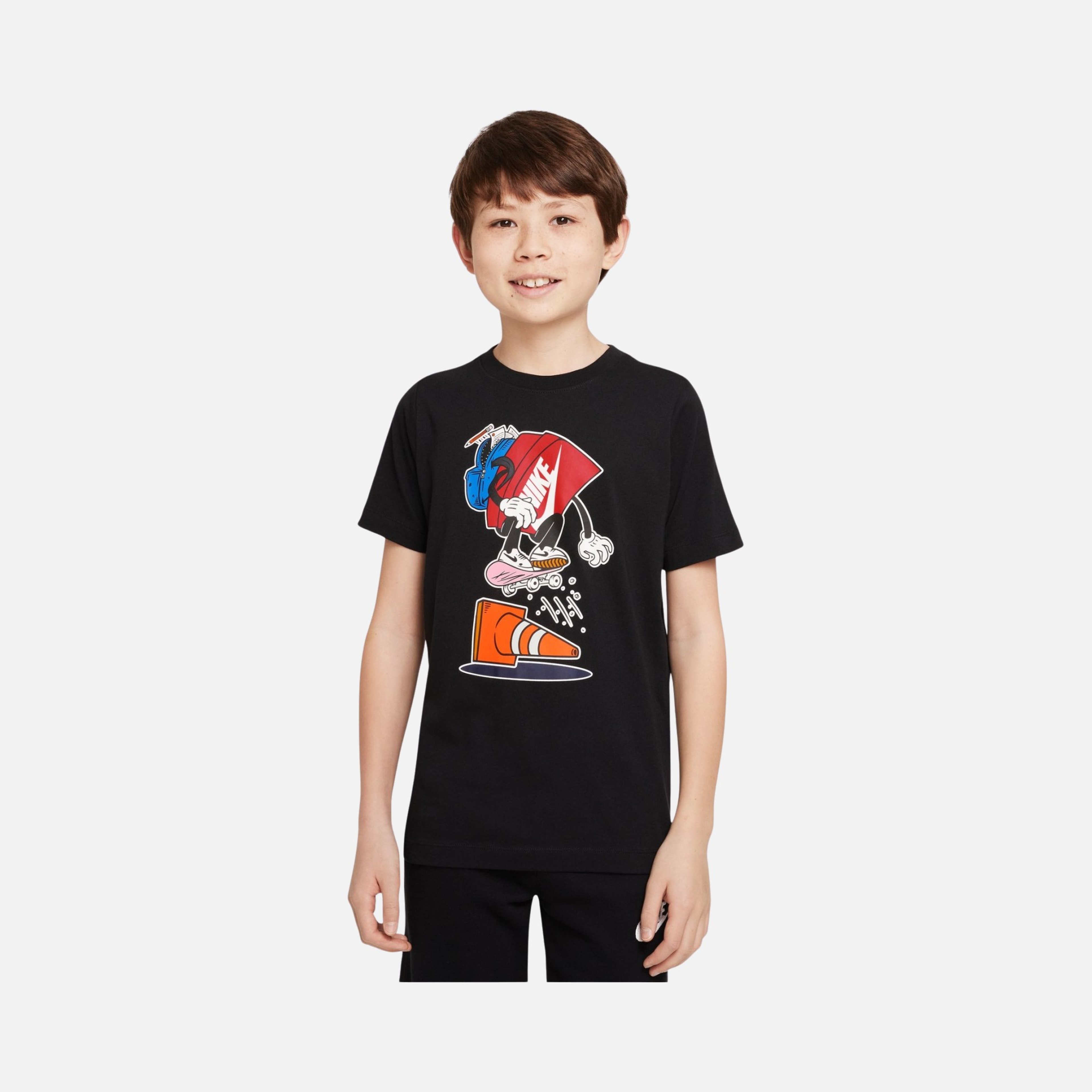 Nike Sportswear Boxy Patch Graphic Short-Sleeve (Boys') Çocuk Tişört
