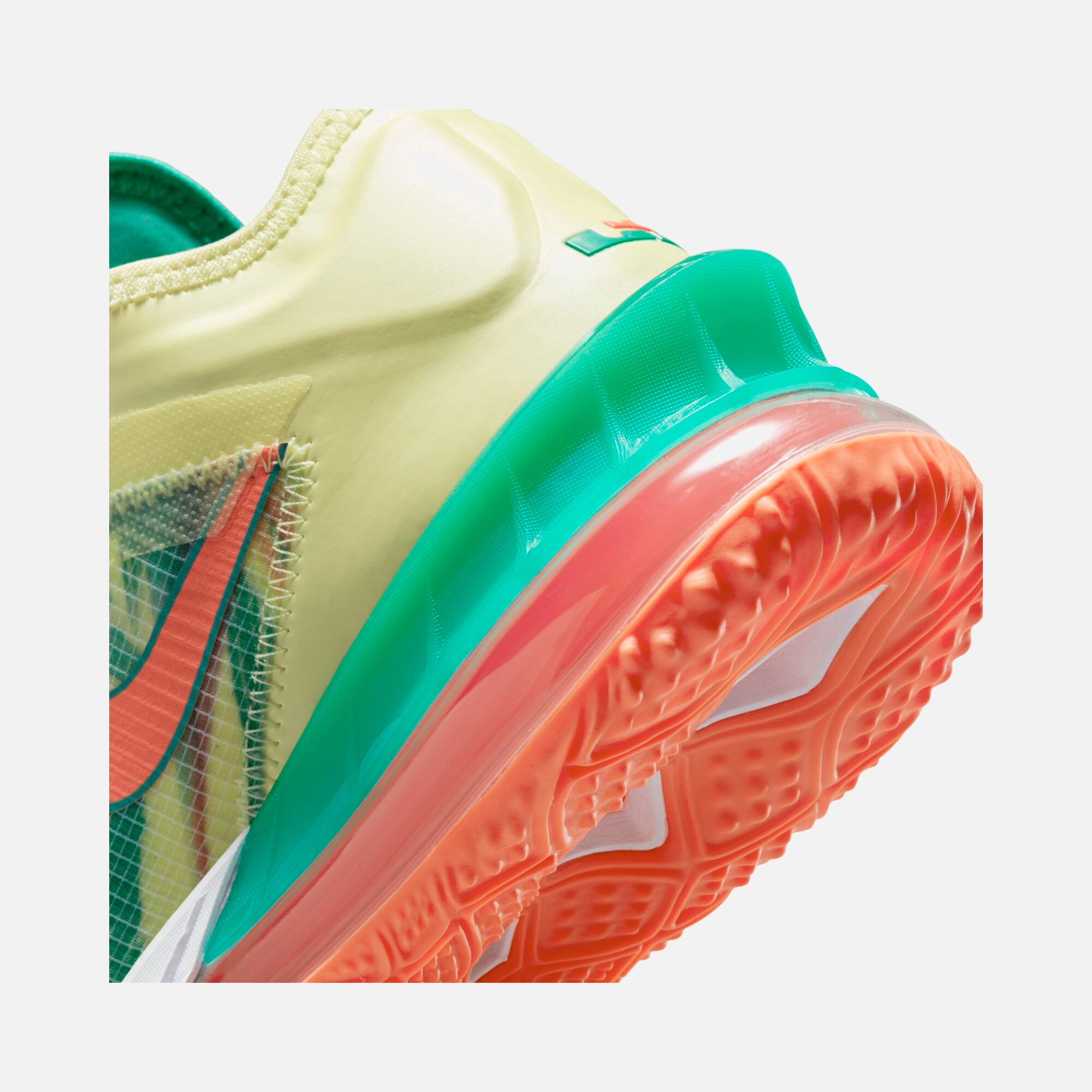 Nike LeBron James XVIII Low Erkek Basketbol Ayakkabısı