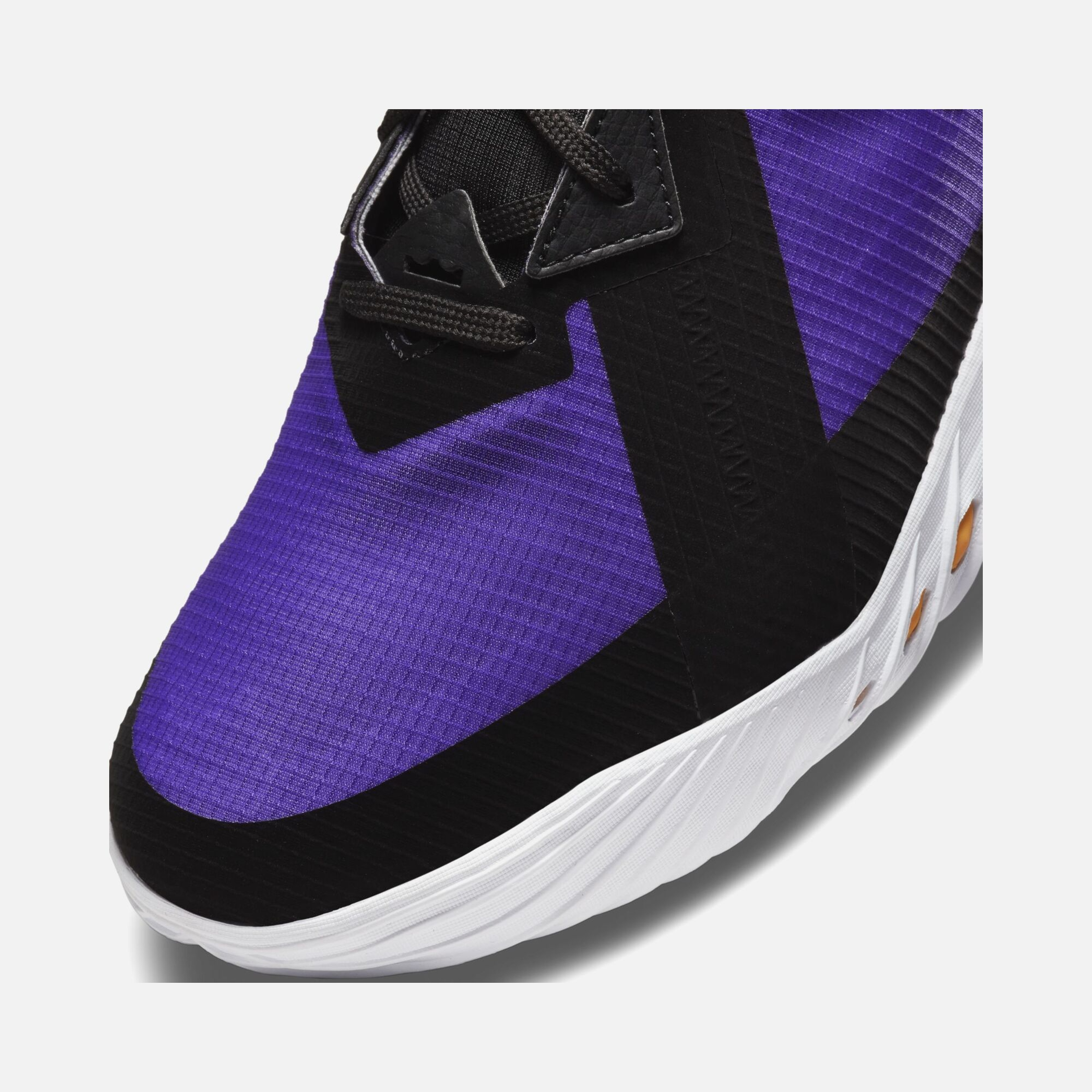 Nike LeBron James XVIII Low Erkek Basketbol Ayakkabısı