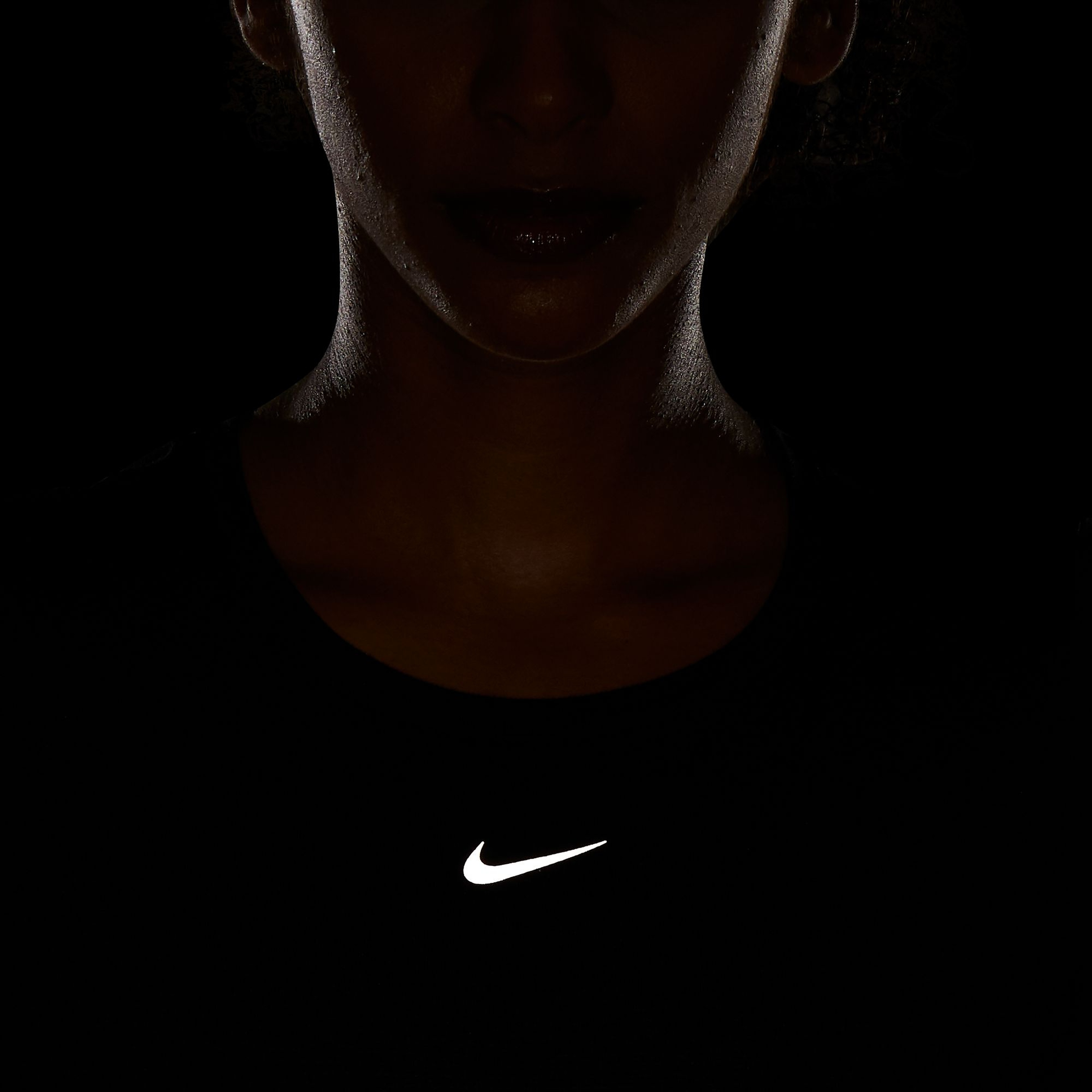 Nike Dri-Fit Advantage Aura Slim-Fit Short-Sleeve Kadın Tişört