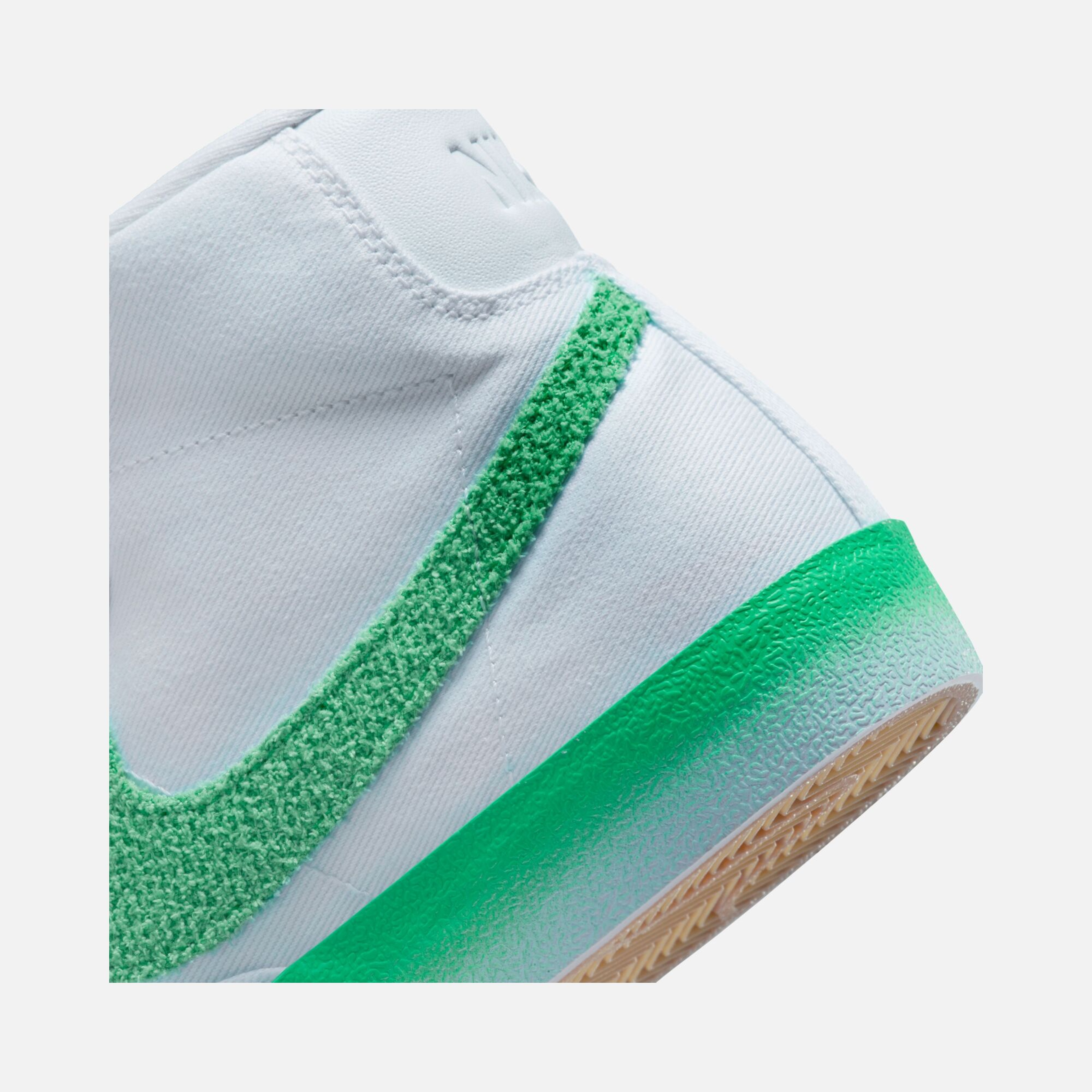 Nike Blazer Mid '77 ''Extra Soft Swoosh Logo'' Kadın Spor Ayakkabı