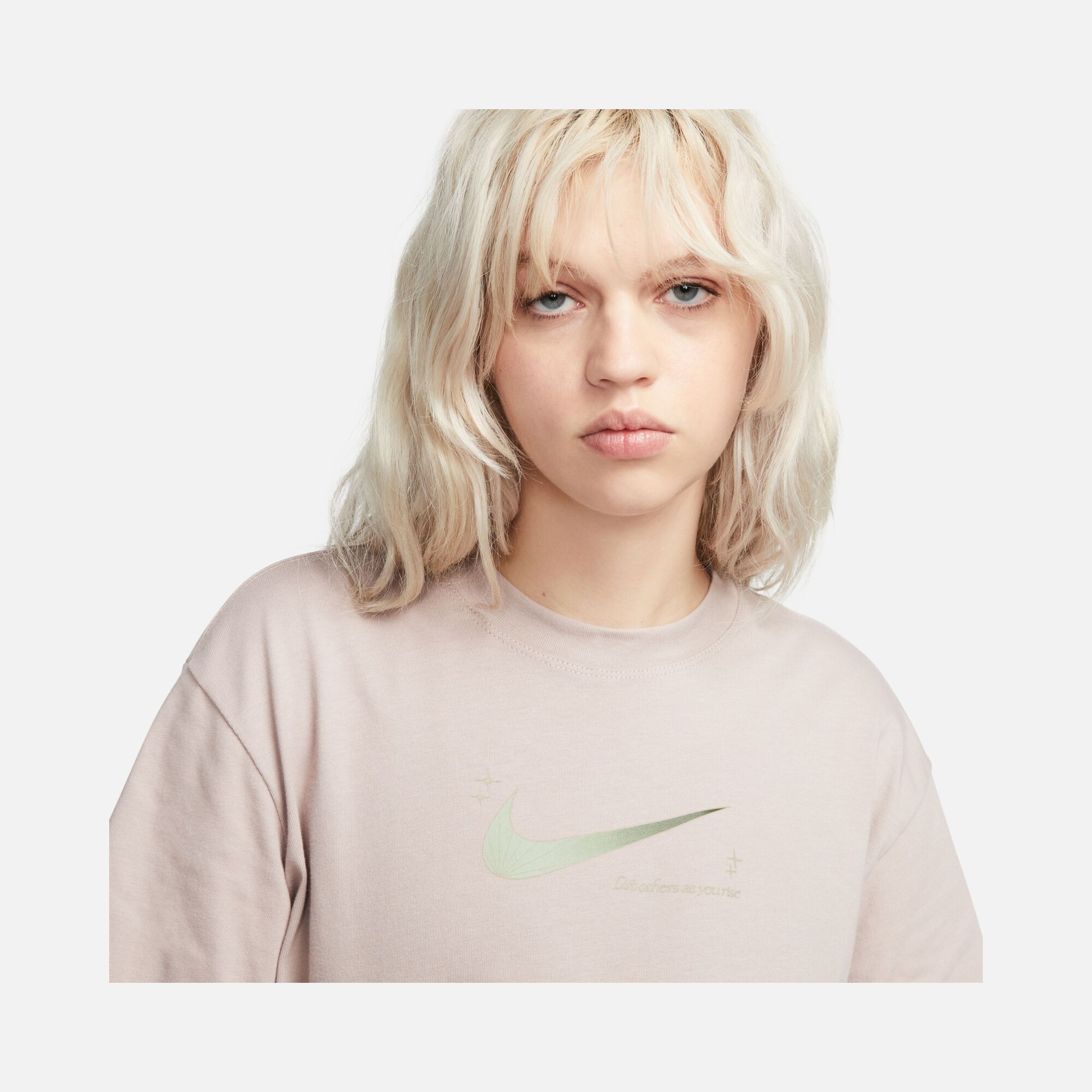 Nike Sportswear ''Lift Others as Your Rise'' 3 Boxy Short-Sleeve Kadın Tişört