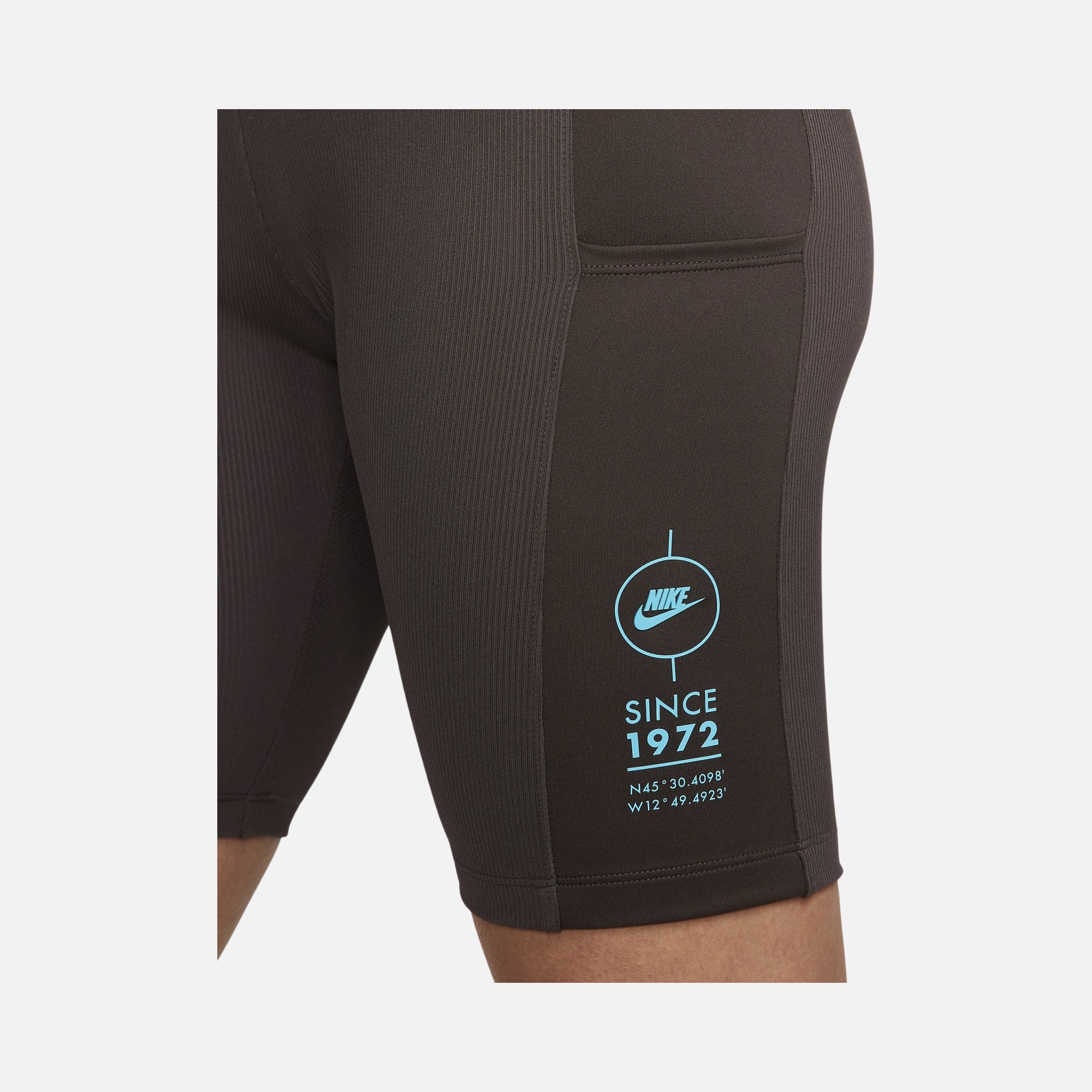 Nike Sportswear Mid-Rise Ribbed Biker Kadın Şort