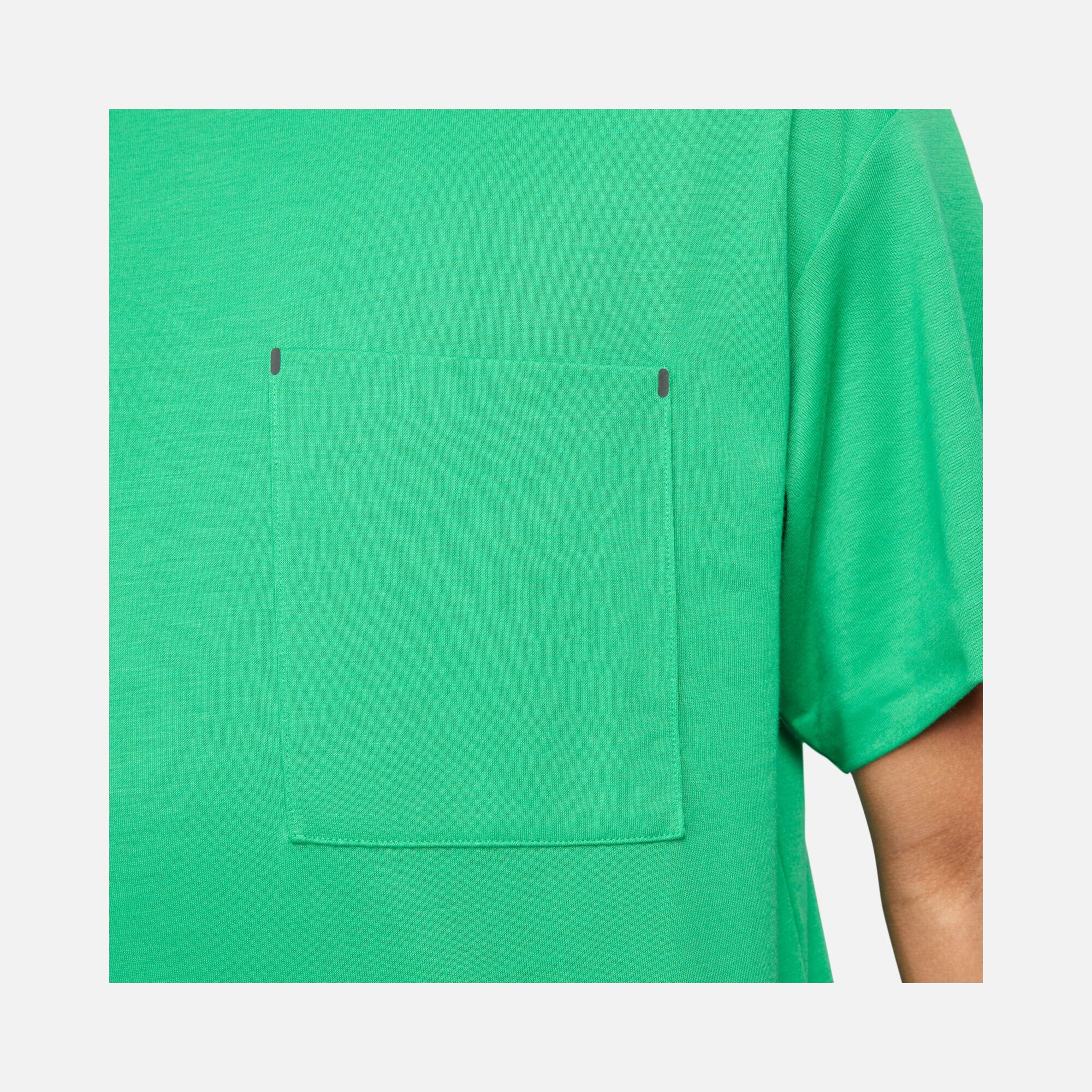 Nike Dri-Fit Sportswear Tech Pack Short-Sleeve Erkek Tşört