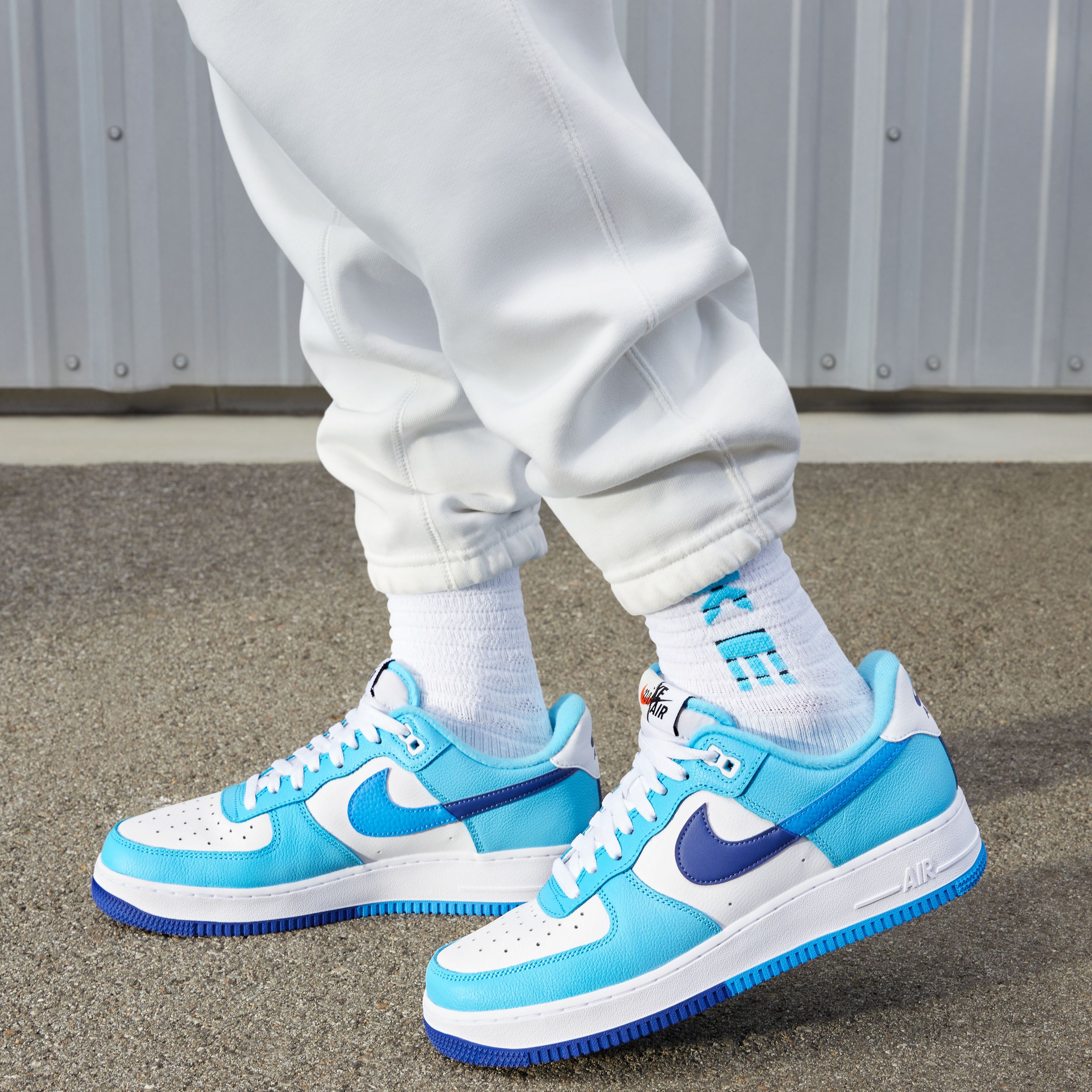 Nike Air Force 1 '07 LV8 ホワイト/ブルー Nike Air Force 1 '07 LV8 ''Split Color Swoosh Logo'' Erkek Spor