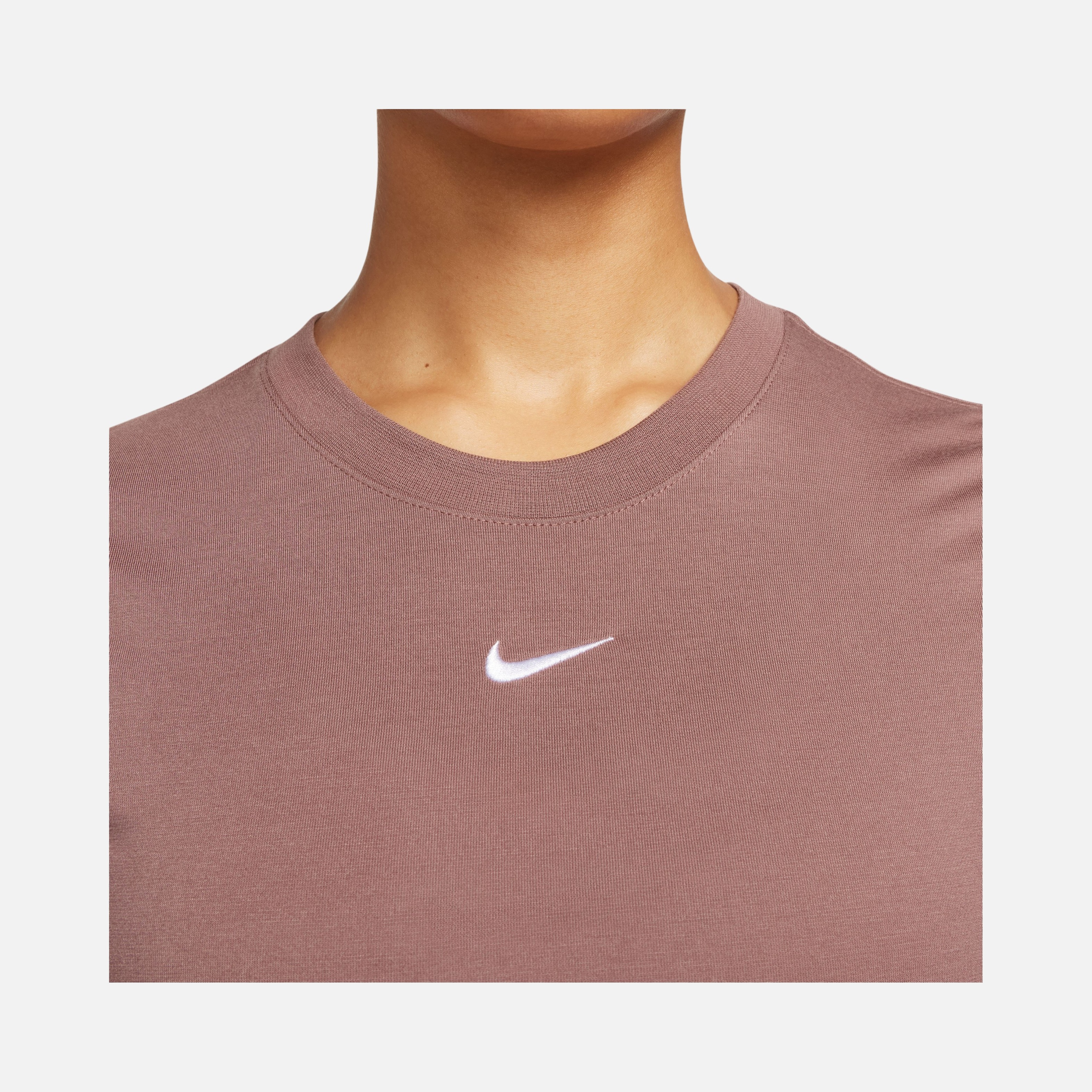 Nike Sportswear Essential Slim-Fit Cropped Short-Sleeve Kadın Tişört