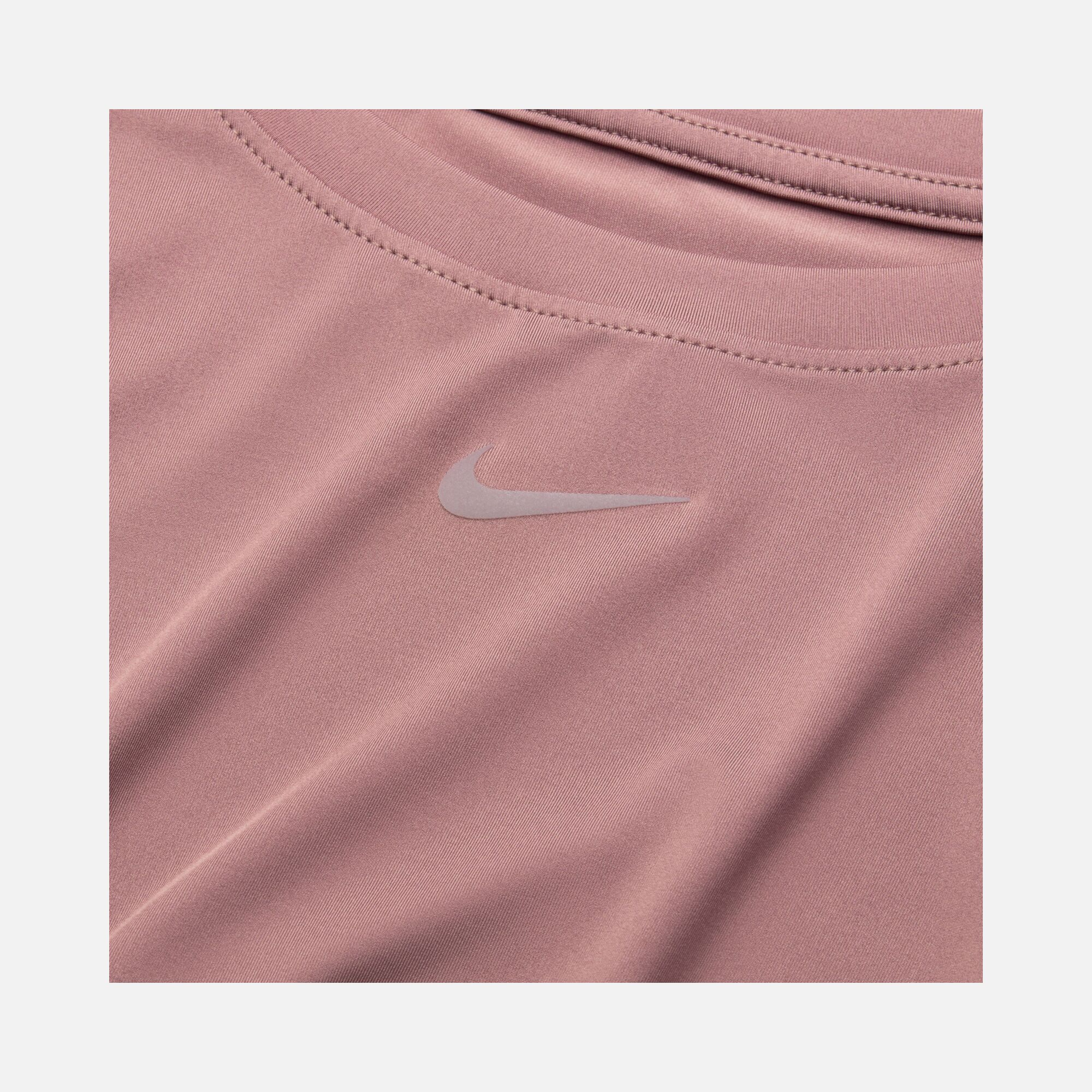 Nike One Classic Dri-Fit Short-Sleeve Training Kadın Tişört