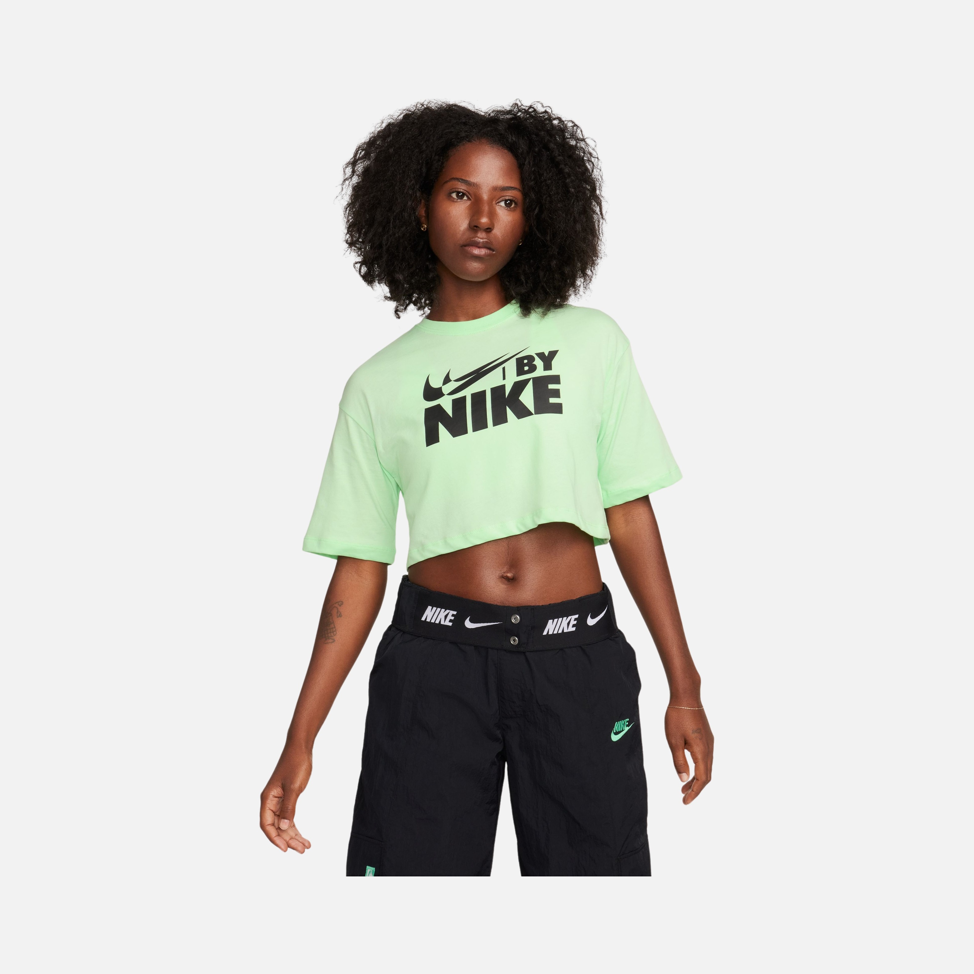 Nike Sportswear Gel Wide Cut & Off Shoulder Cropped Short-Sleeve Kadın Tişört
