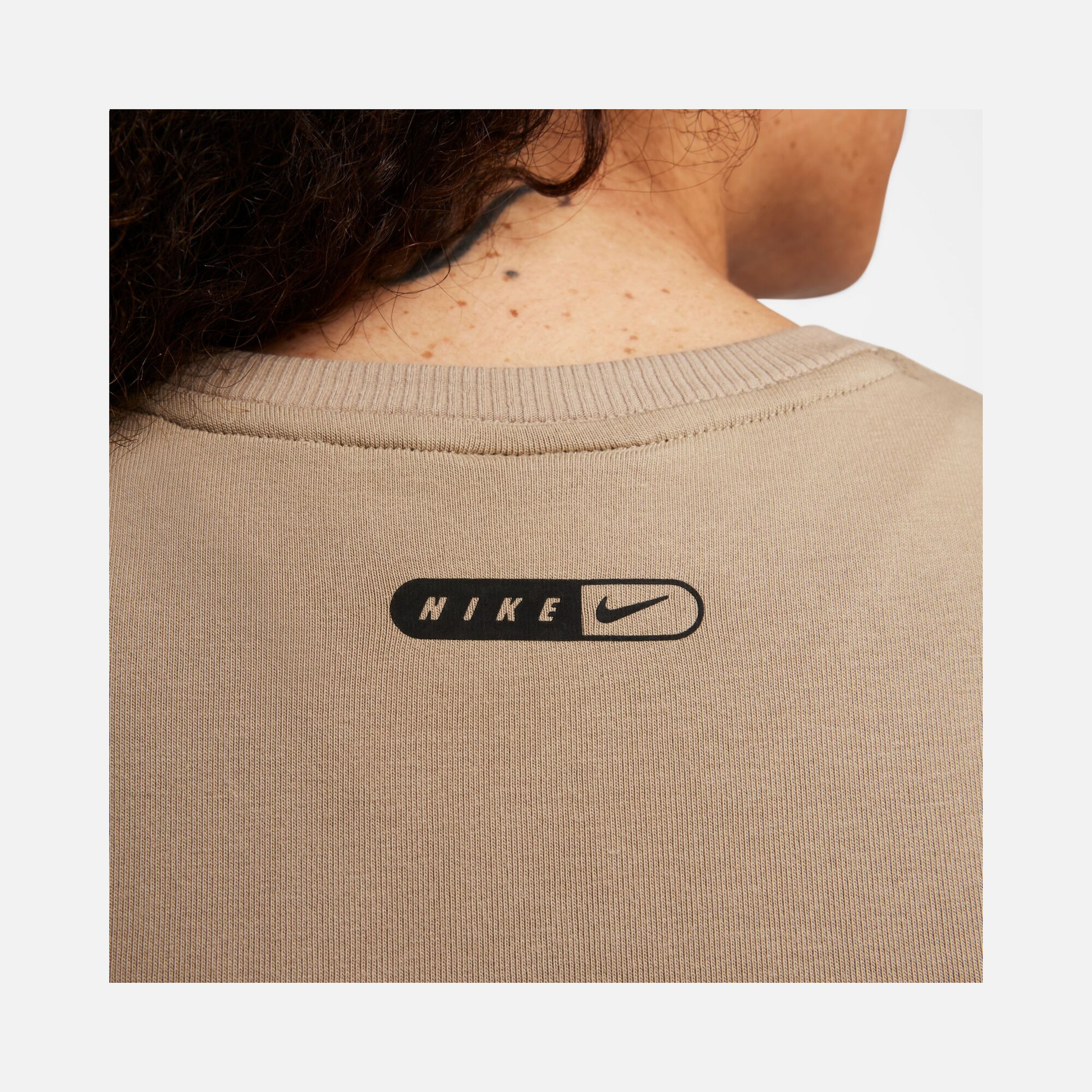 Nike Sportswear Swoosh Graphic Cropped Short-Sleeve Kadın Tişört