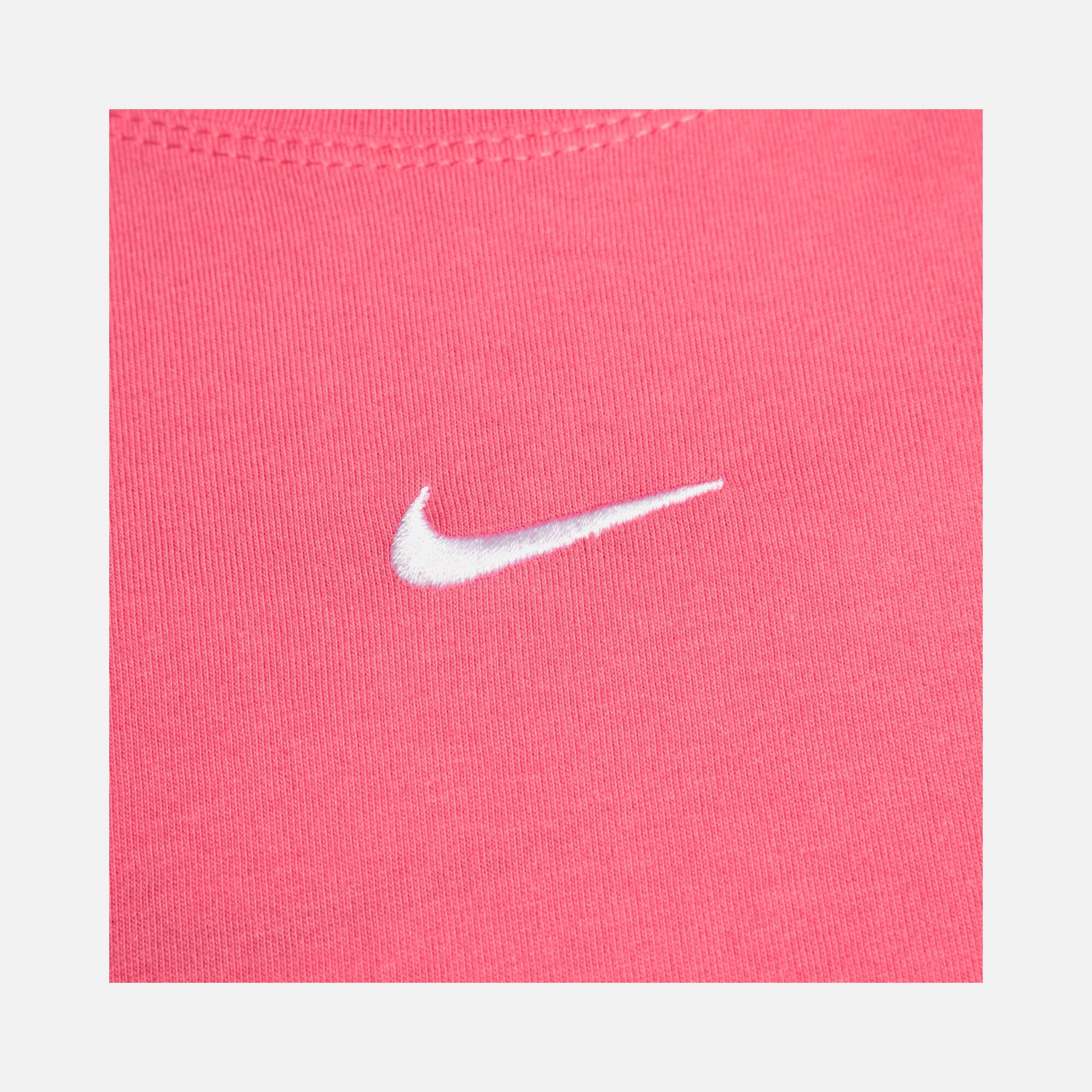 Nike Sportswear Essential Relaxed Fit Short-Sleeve (Plus Size) Kadın Tişört