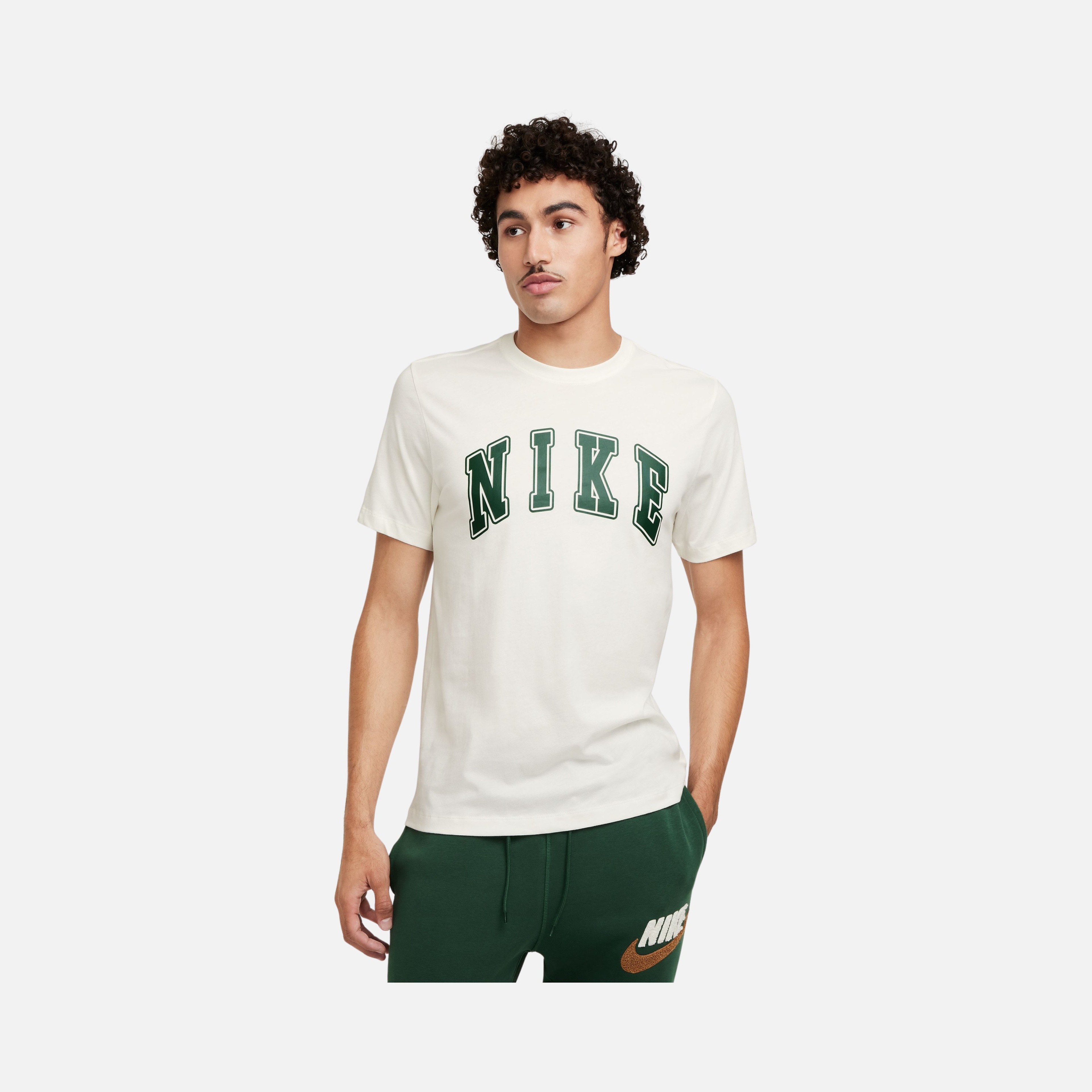 Nike Sportswear Club Seasonal Short-Sleeve Erkek Tişört