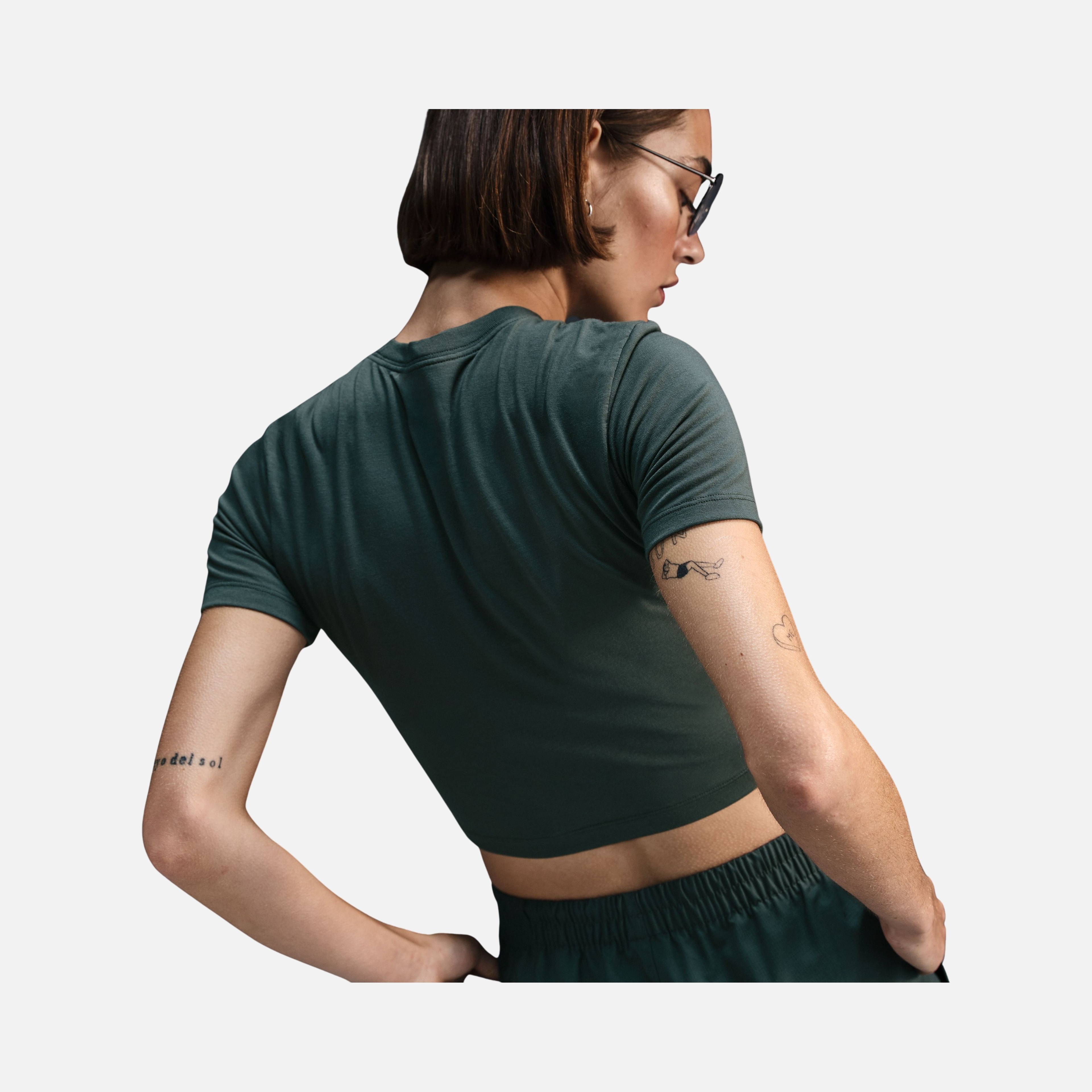 Nike Sportswear Essential Slim-Fit Cropped Short-Sleeve Kadın Tişört