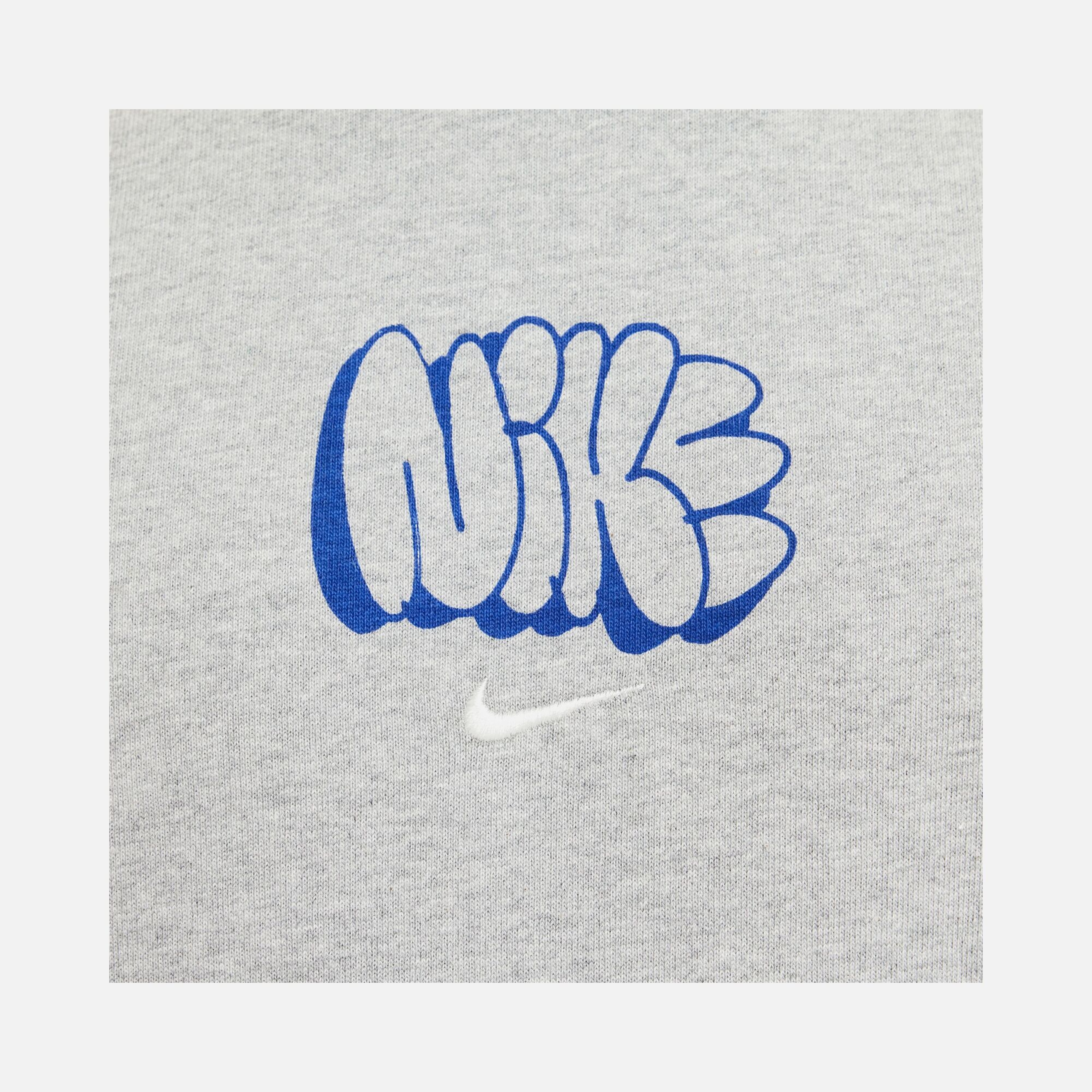 Nike Sportswear Solo Swoosh Graphics Short-Sleeve Erkek Tişört