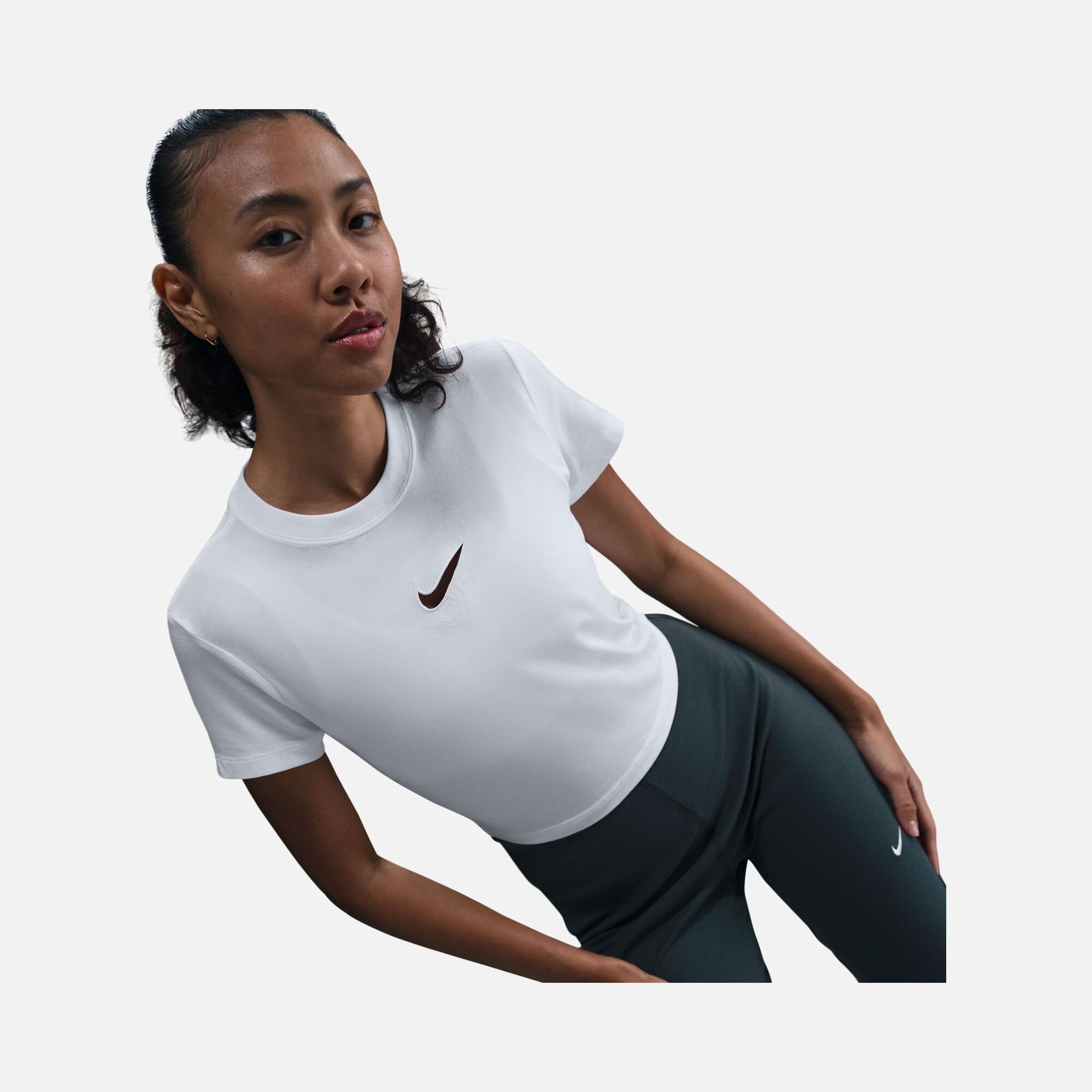 Nike Sportswear Chill Knit Vday Abbreviated Short-Sleeve Kadın Tişört