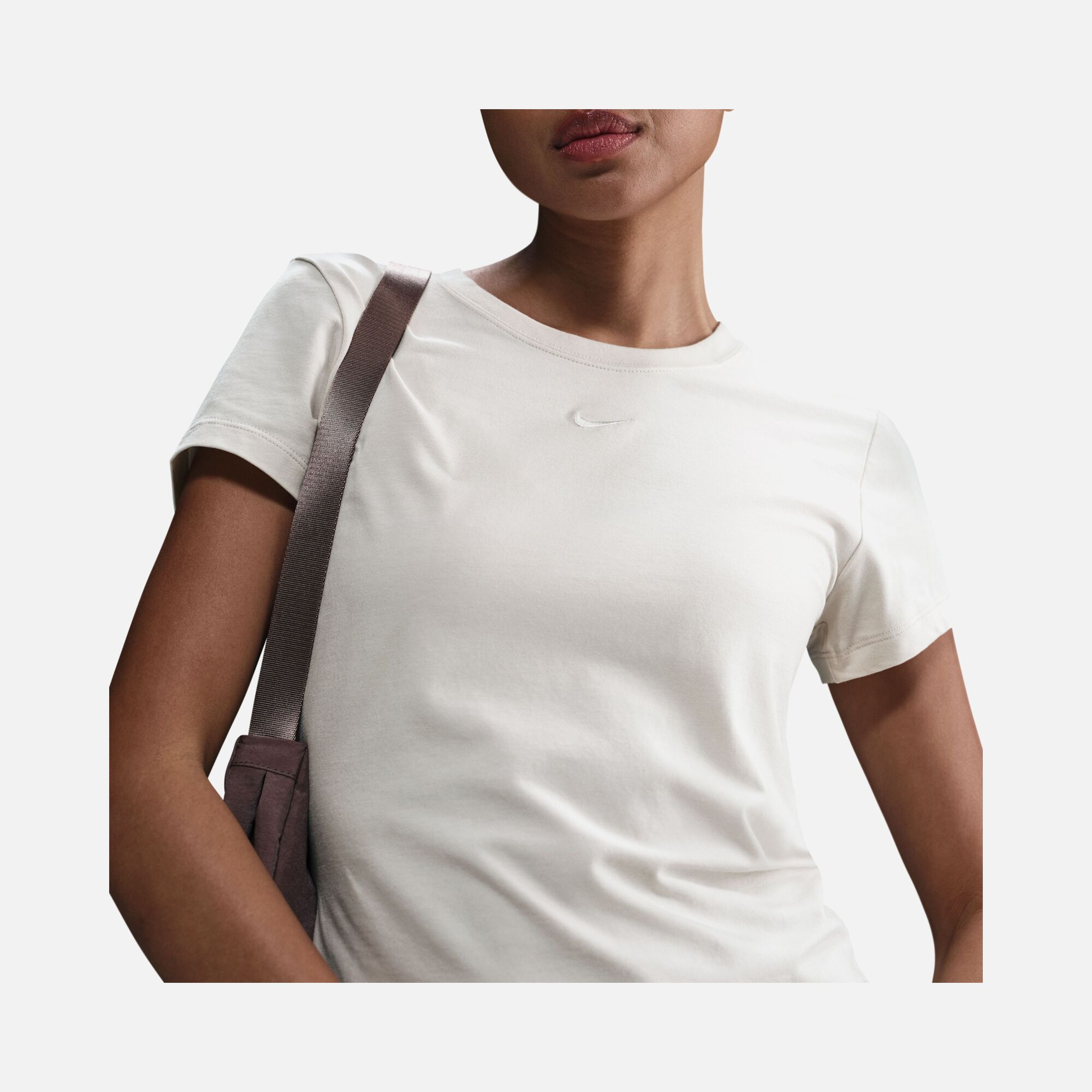 Nike Sportswear Essentials Chill Knit Short-Sleeve Kadın Tişört