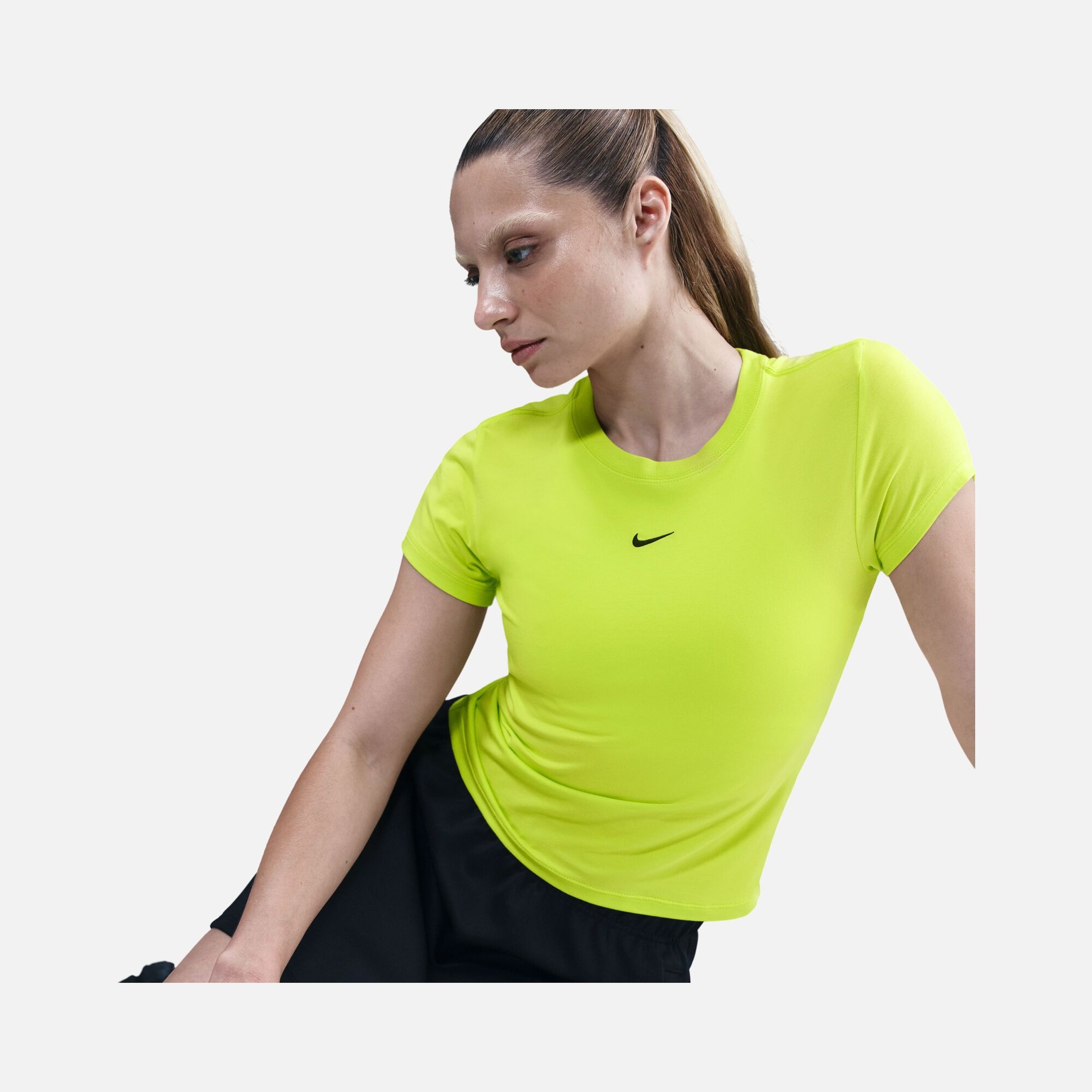 Nike Sportswear Essentials Chill Knit Short-Sleeve Kadın Tişört