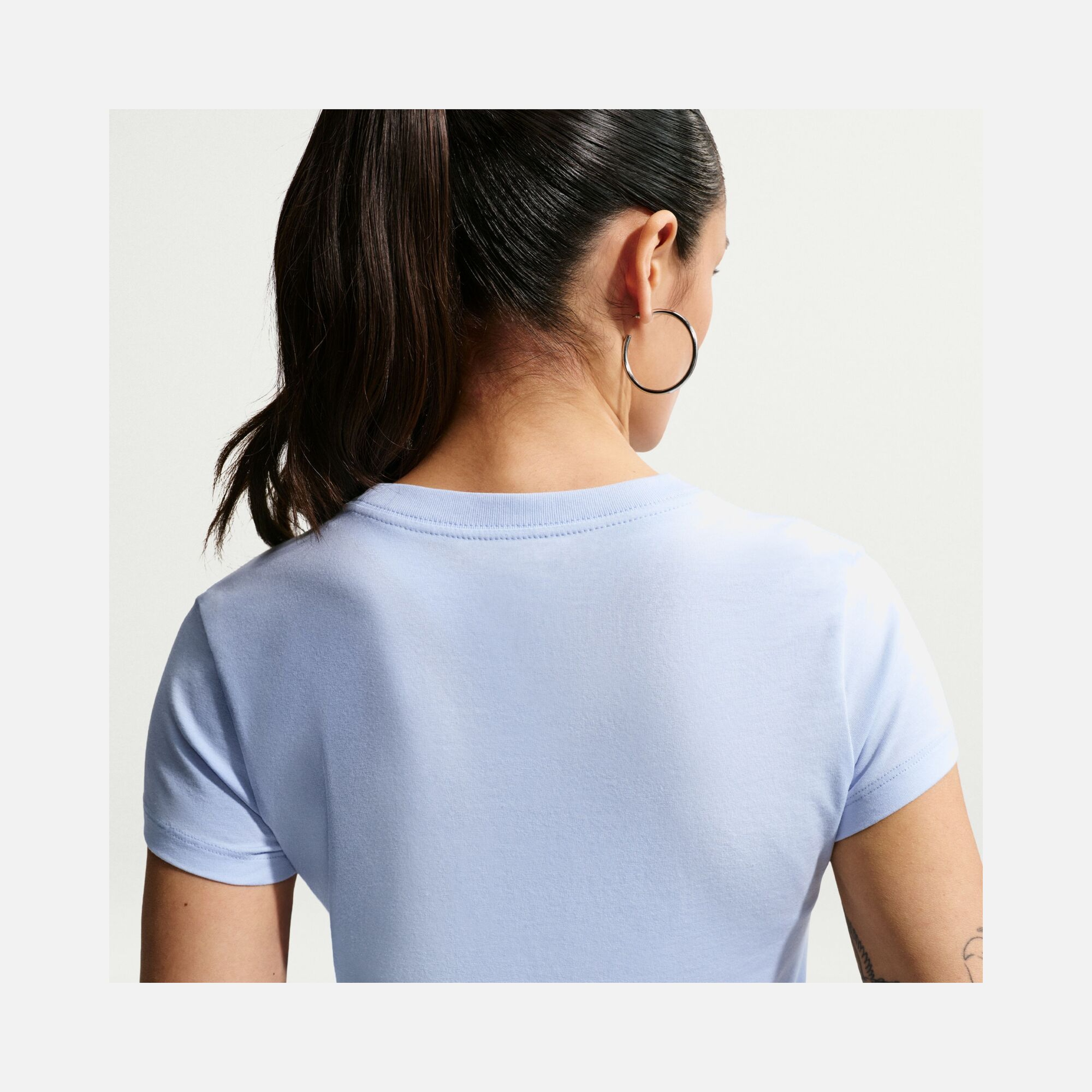 Nike Sportswear Essentials Chill Knit Short-Sleeve Kadın Tişört