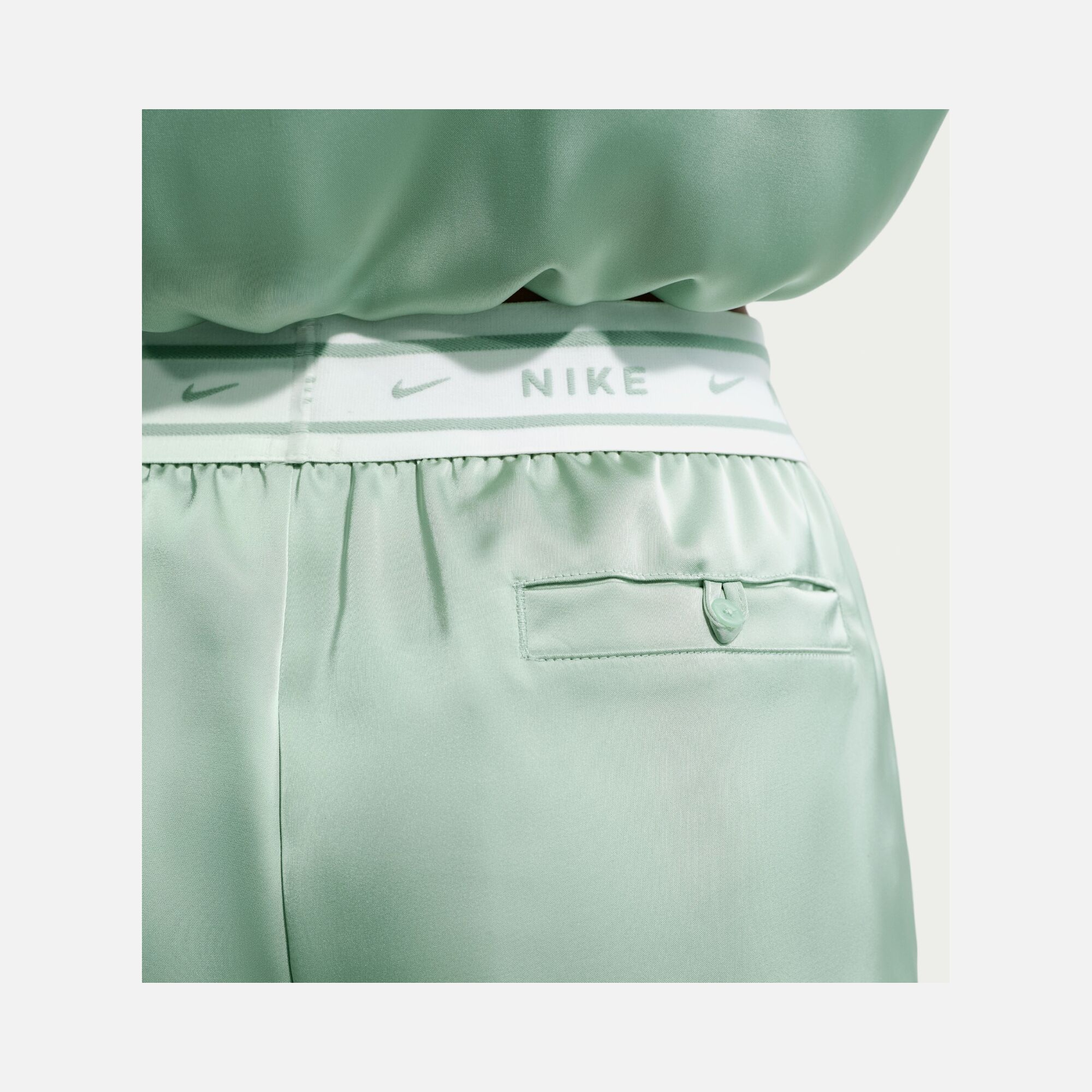 Nike Sportswear Offline Woven Saten Kadın Şort