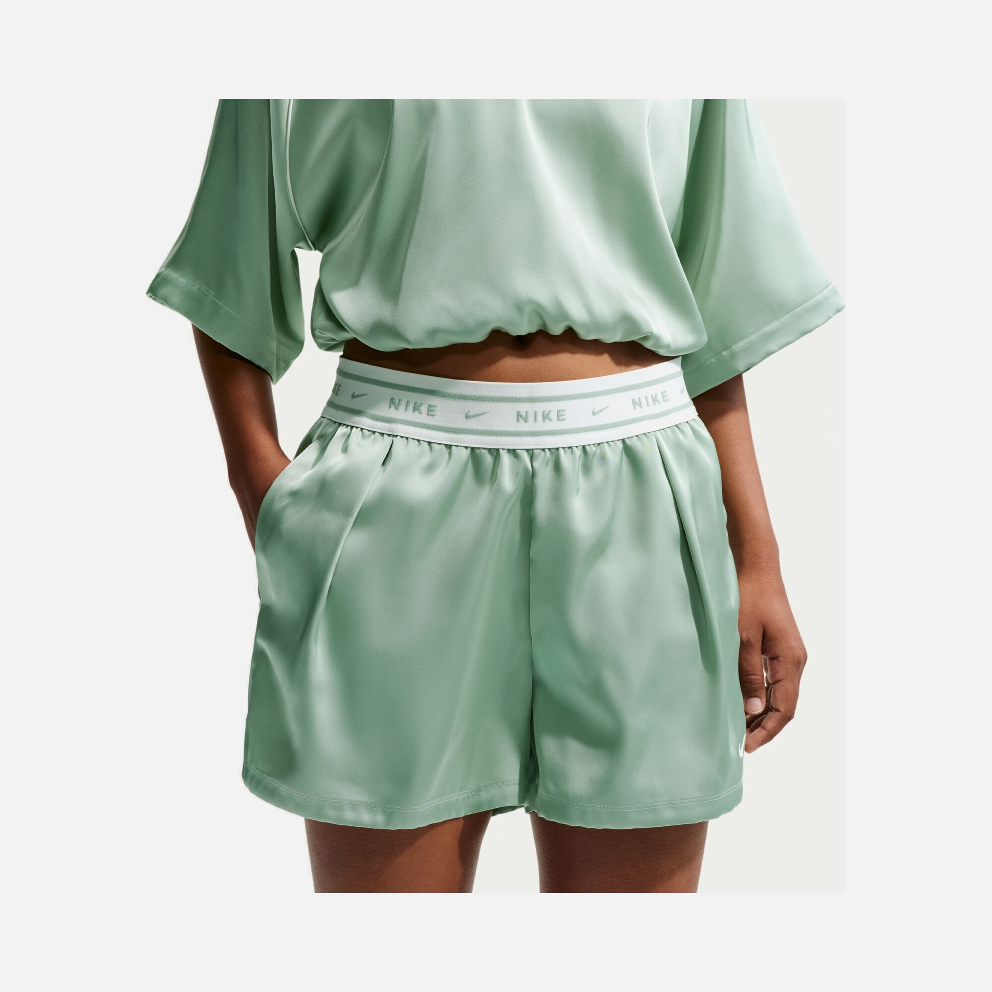 Nike Sportswear Offline Woven Saten Kadın Şort