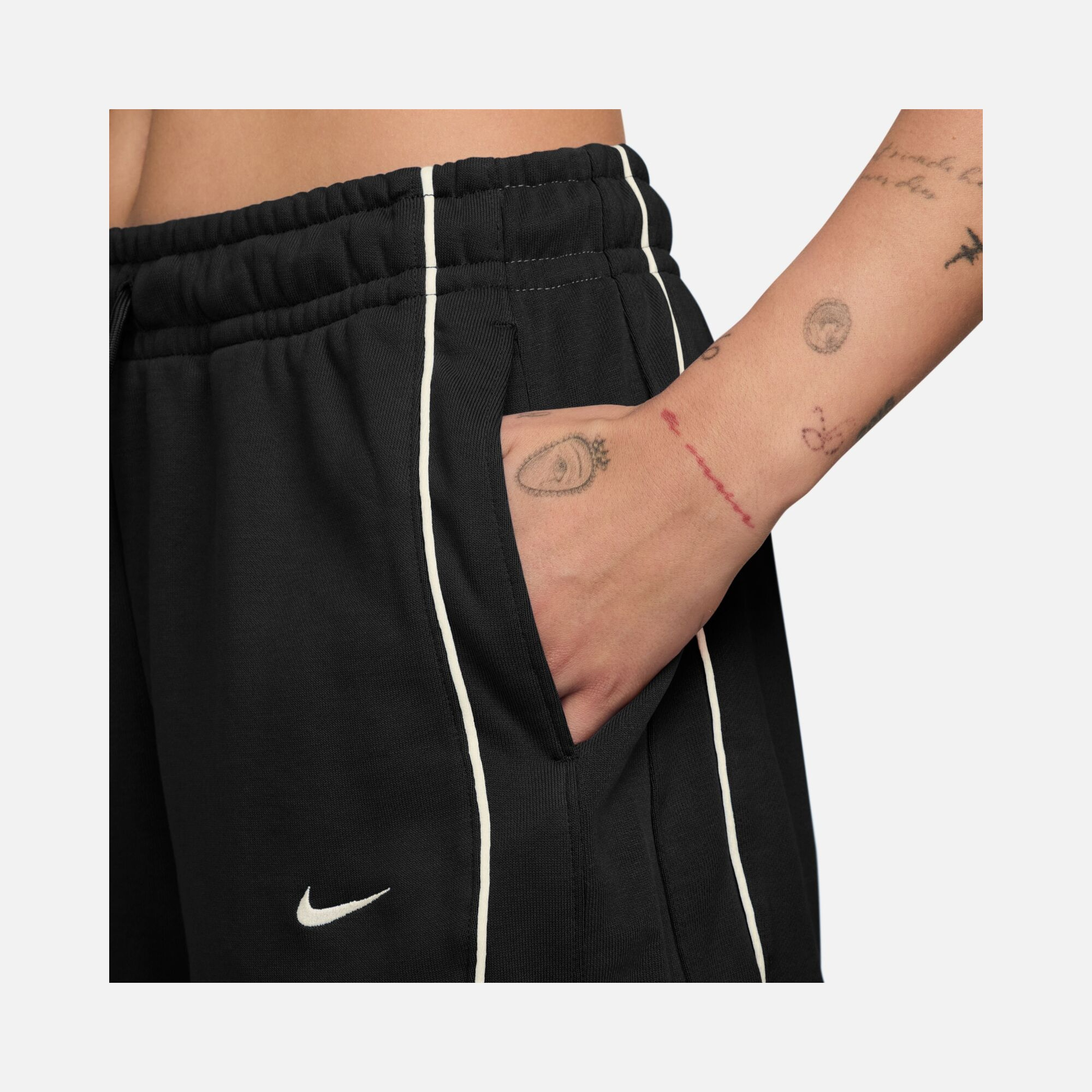 Nike Sportswear Street Grafik Mid-Rise Fleece Kadın Şort