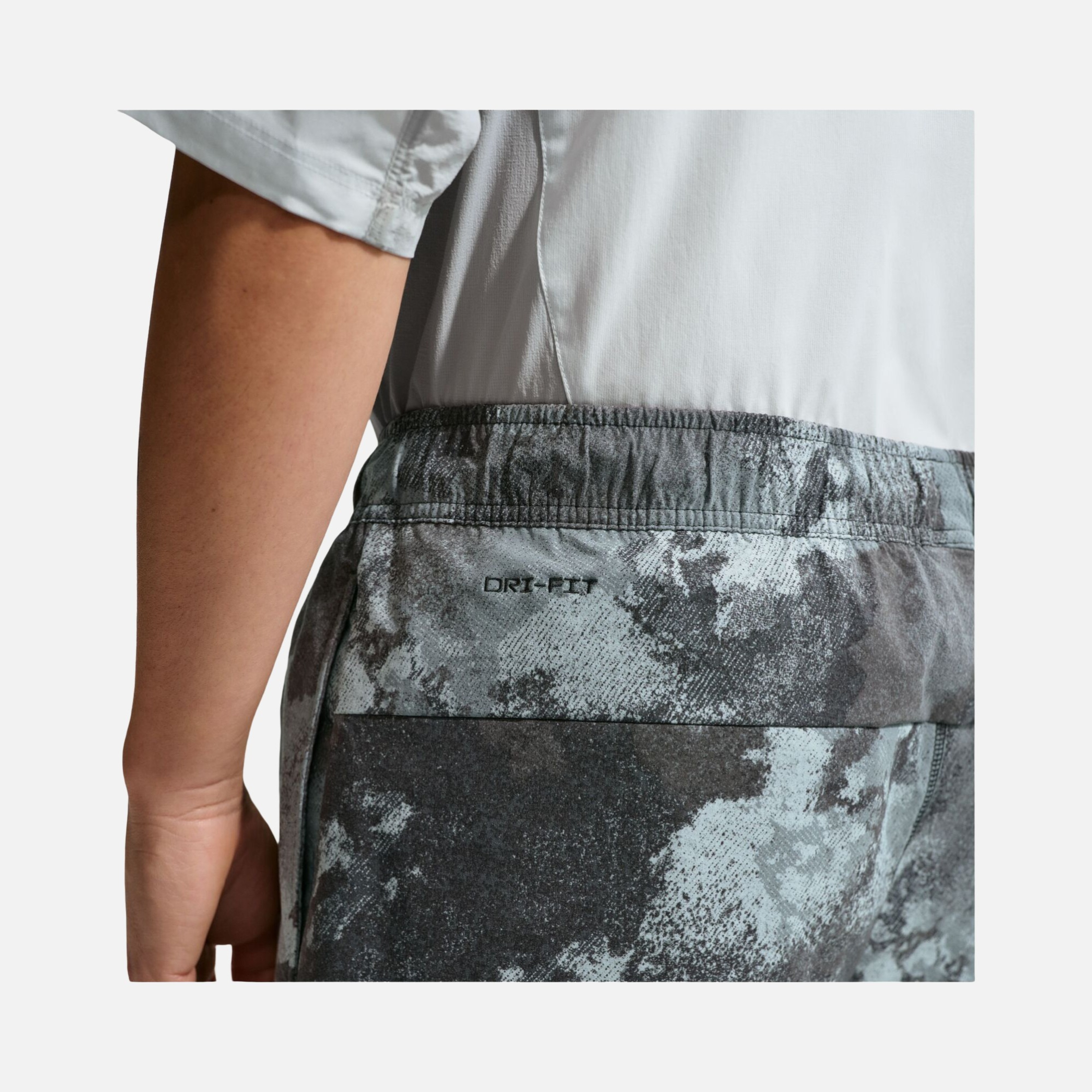 Nike Dri-FIT Tech Woven AOP Erkek Şort