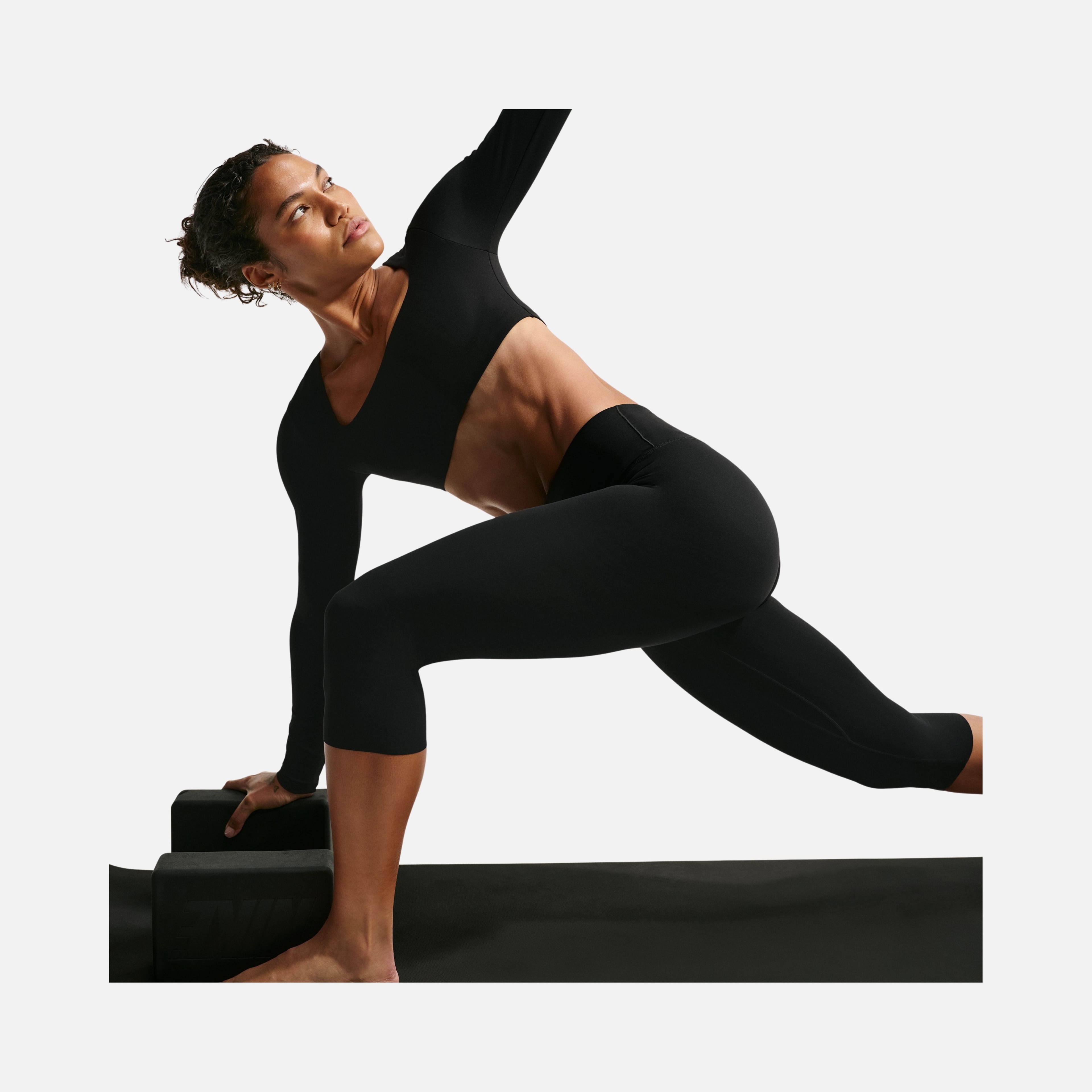 Nike Zenvy Light-Support Padded Long-Sleeve Kadın Bra