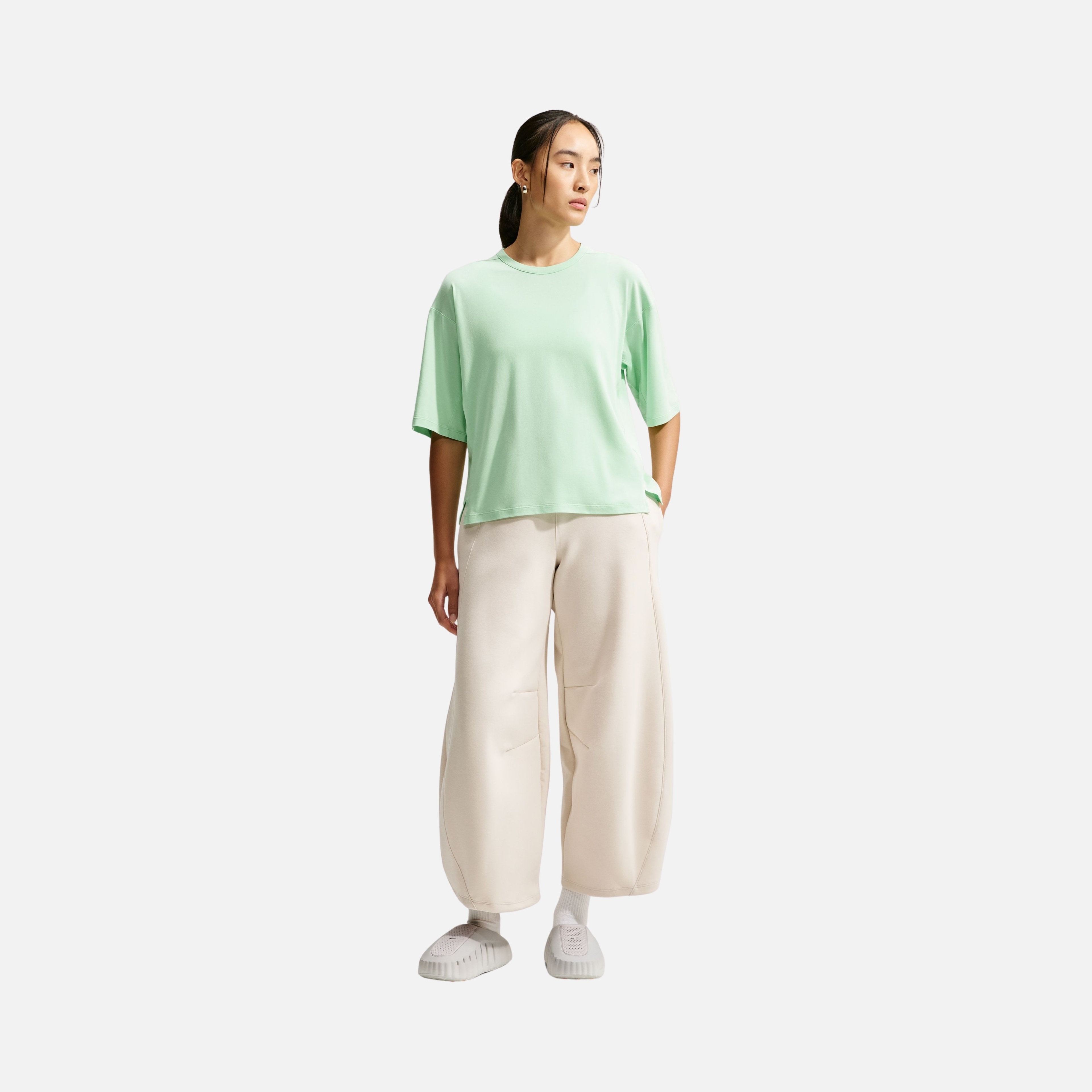 Nike 24.7 ImpossiblySoft Light Dri-FIT Kadın Tişört
