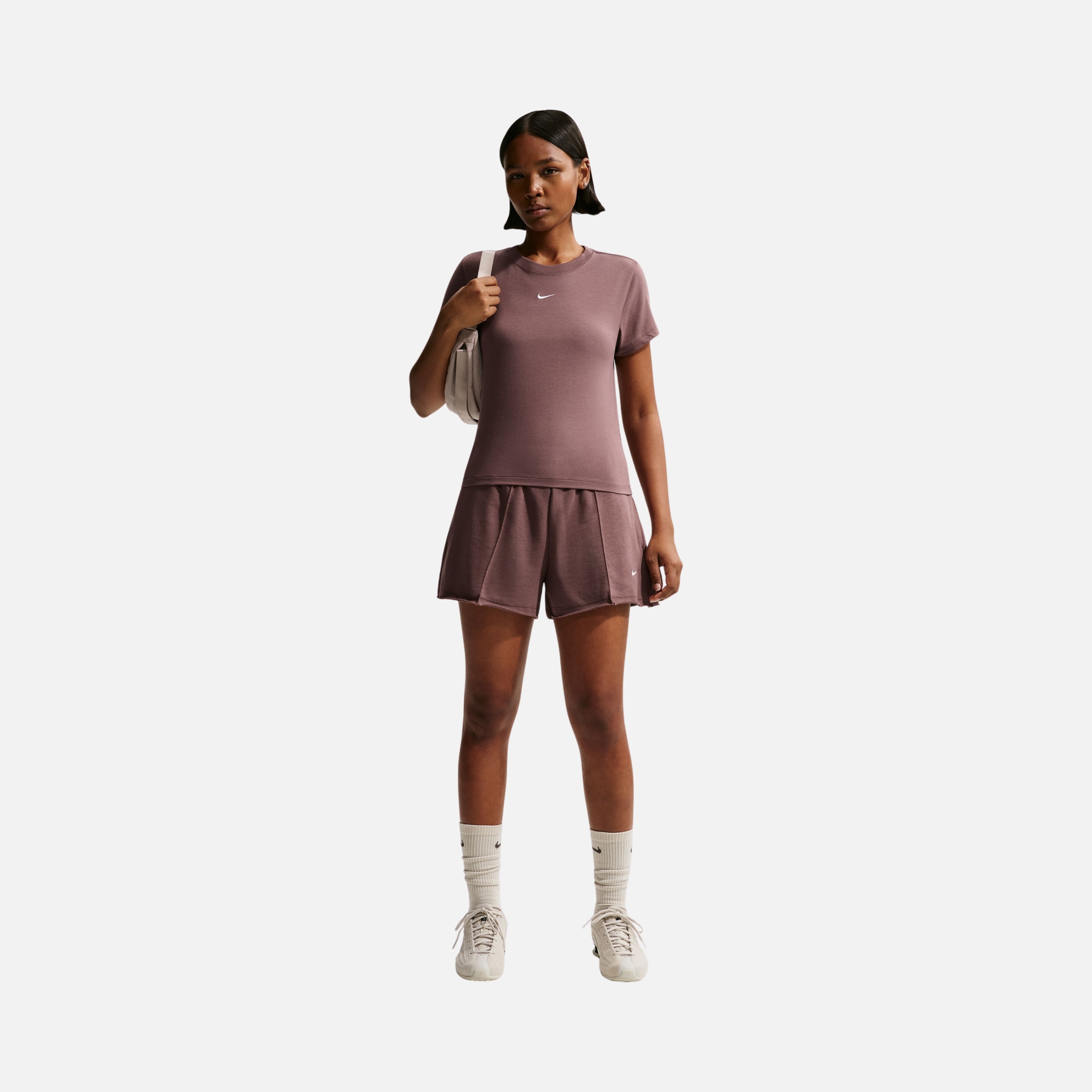 Nike Sportswear Essentials Chill Knit Short-Sleeve Kadın Tişört