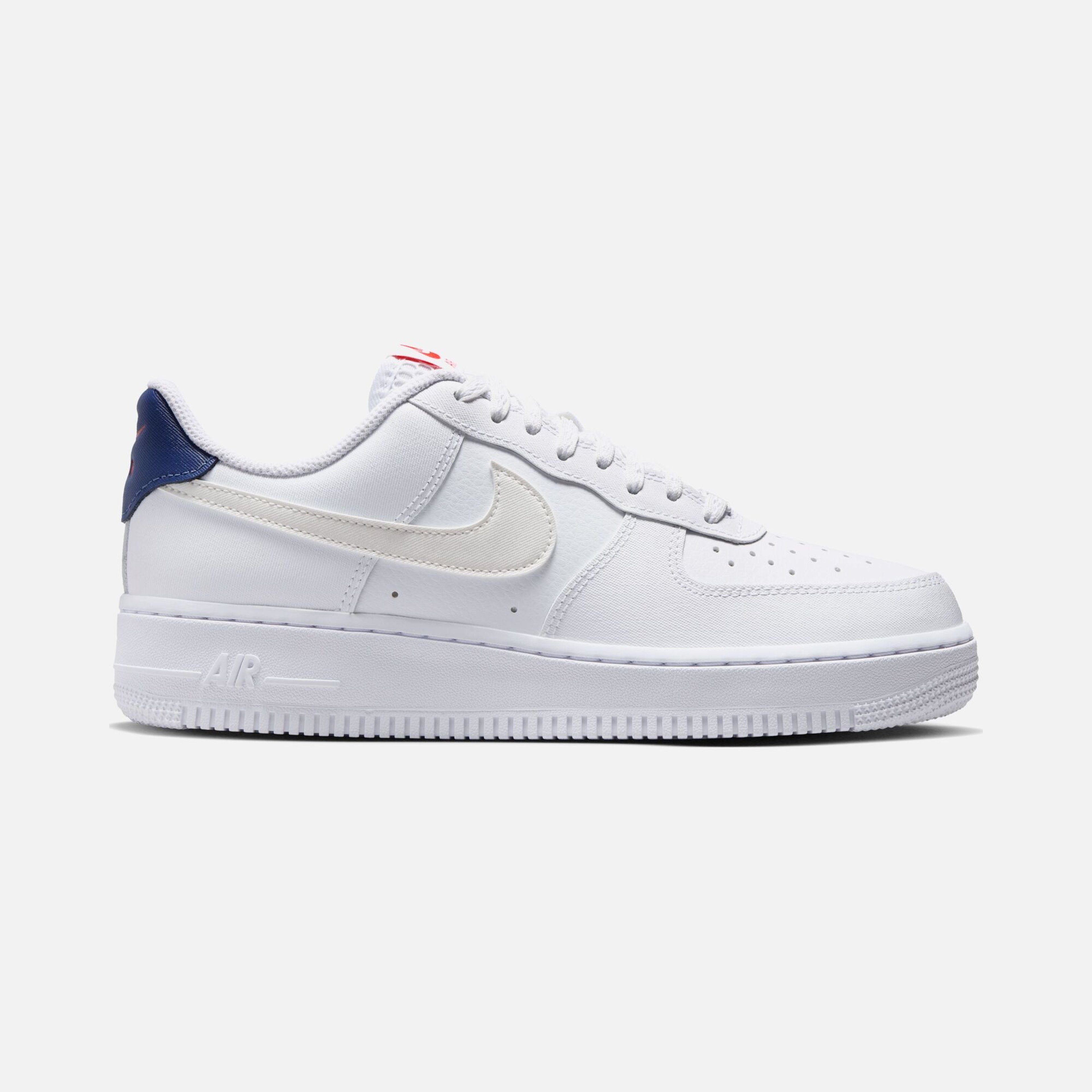 Женские кроссовки Nike Wmns Air Force 1 07 SU26