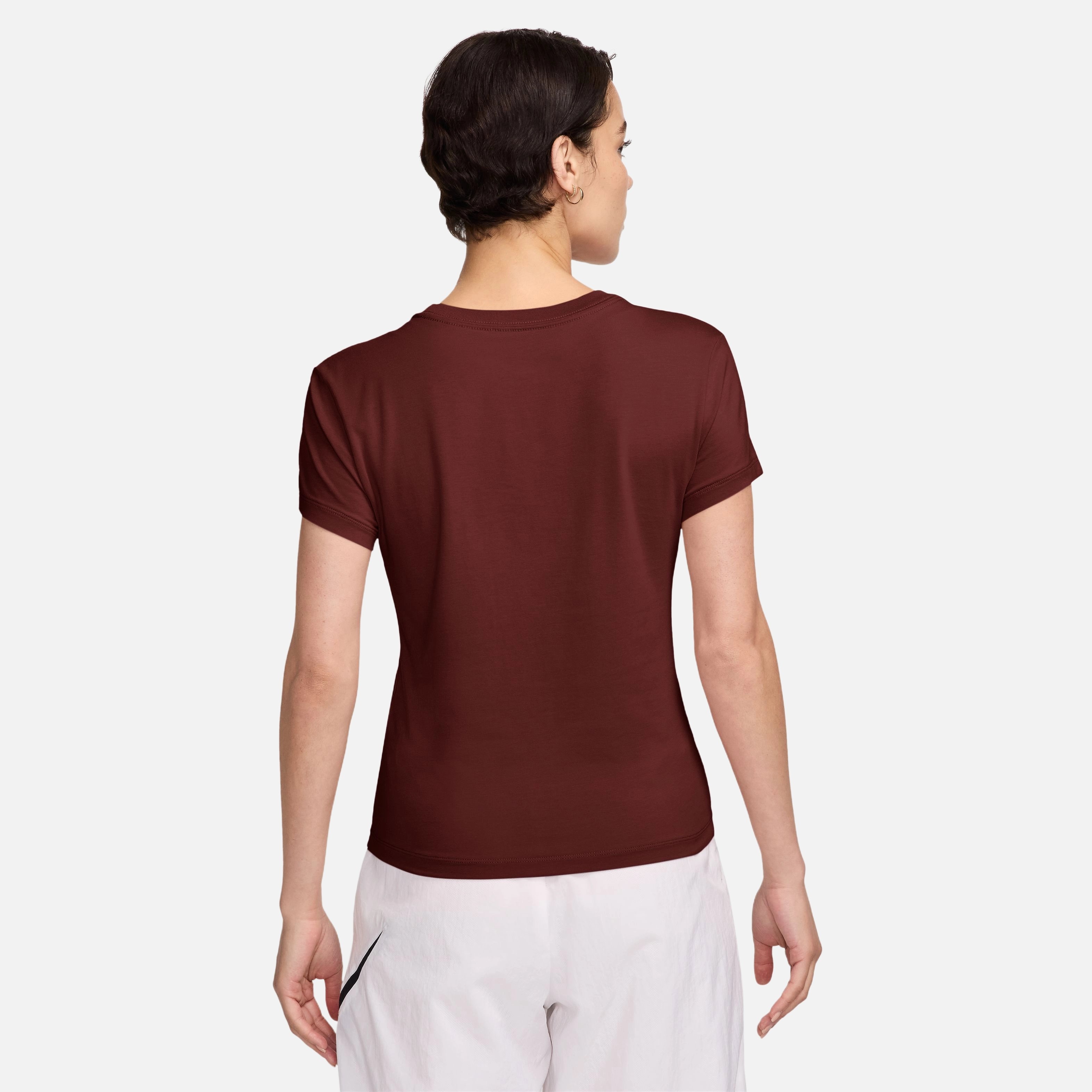 Nike Sportswear Essentials Chill Knit Short-Sleeve Kadın Tişört