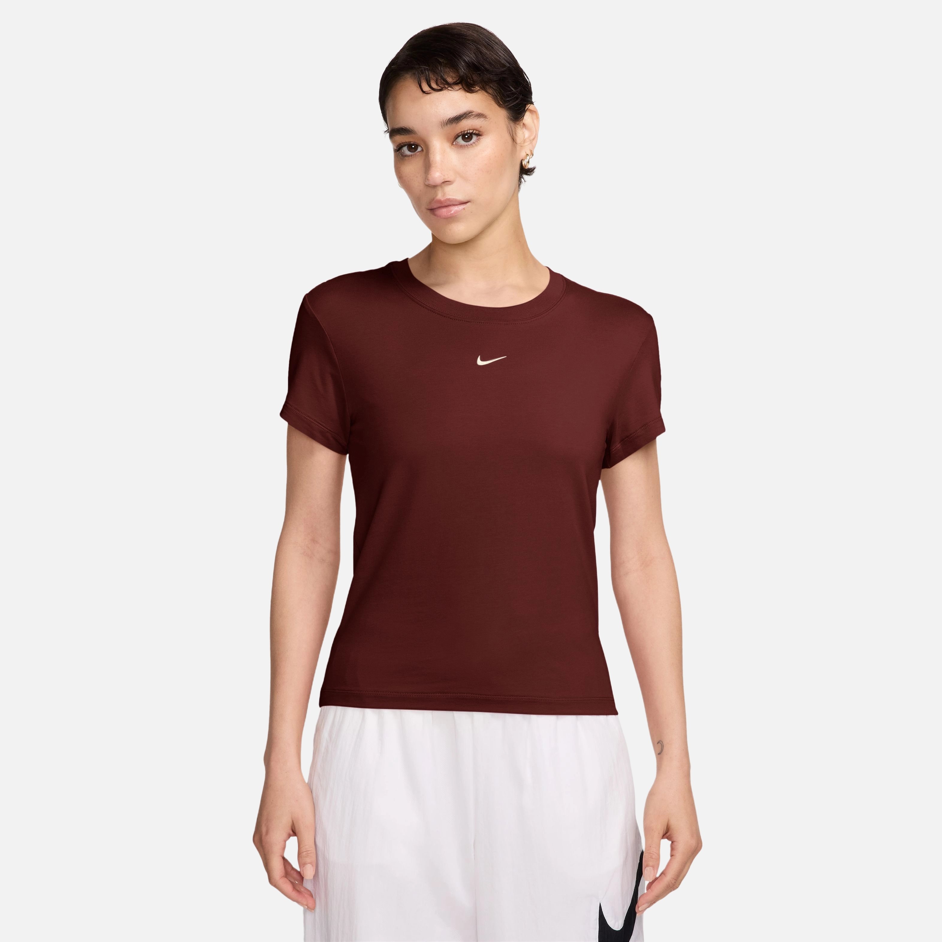 Nike Sportswear Essentials Chill Knit Short-Sleeve Kadın Tişört