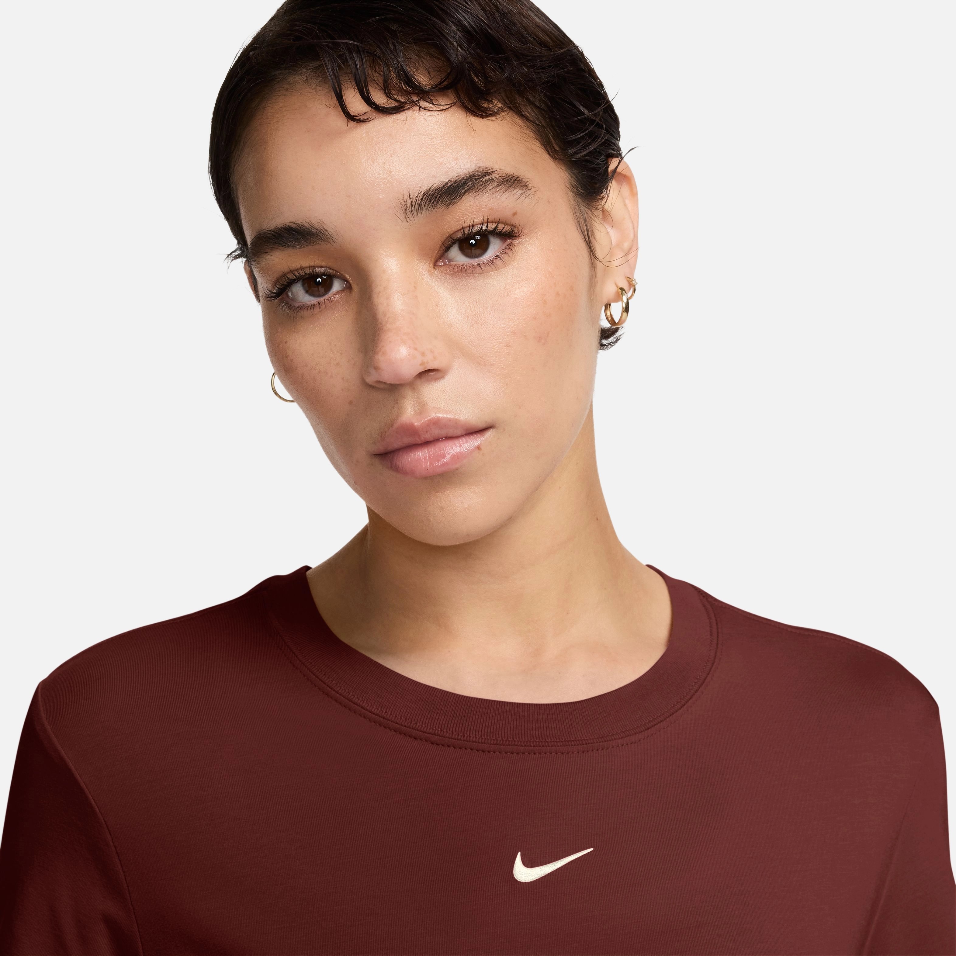 Nike Sportswear Essentials Chill Knit Short-Sleeve Kadın Tişört